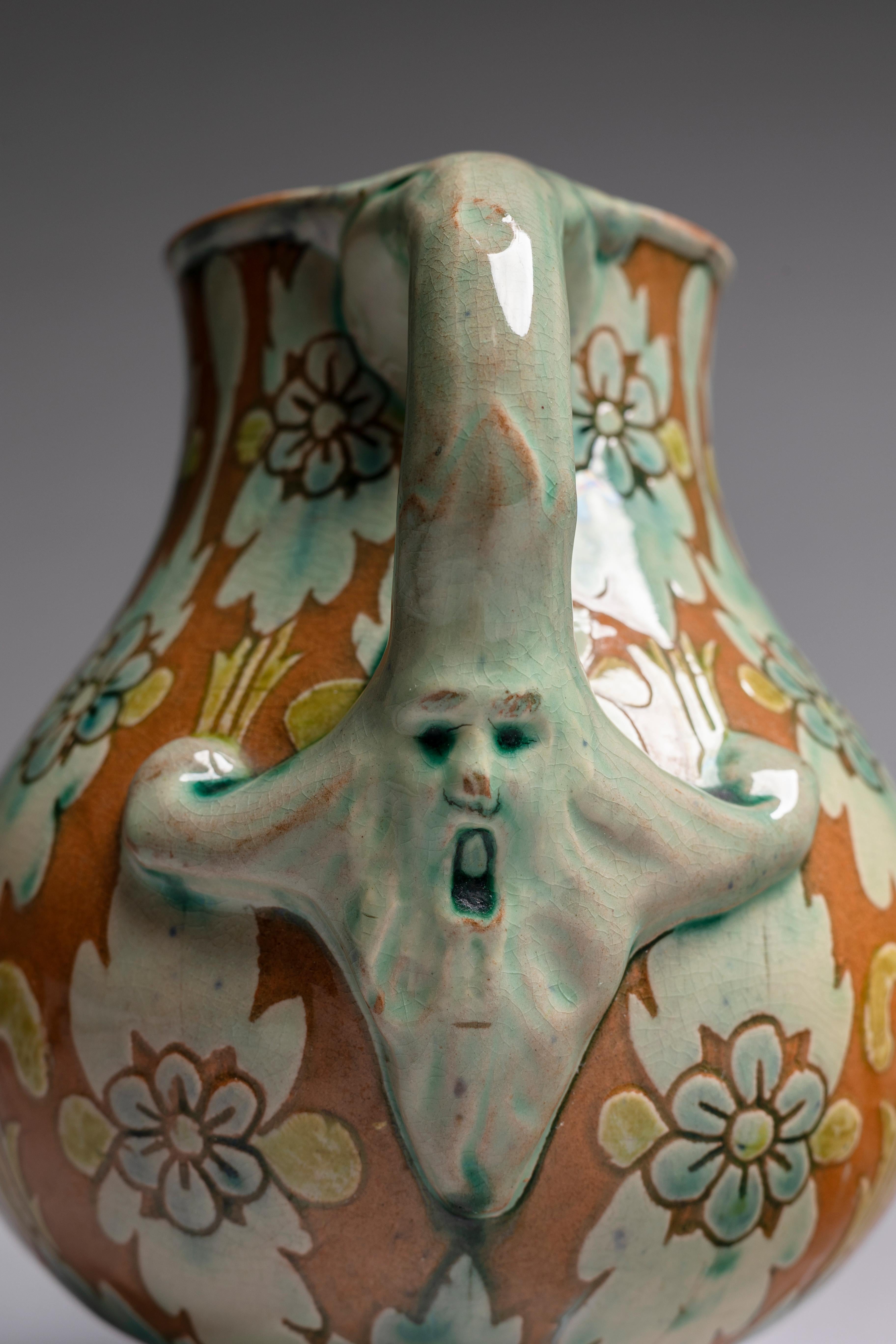 Vaso in ceramica Della Robbia Pottery dei primi del Novecento In condizioni ottime in vendita a Fort Lauderdale, FL