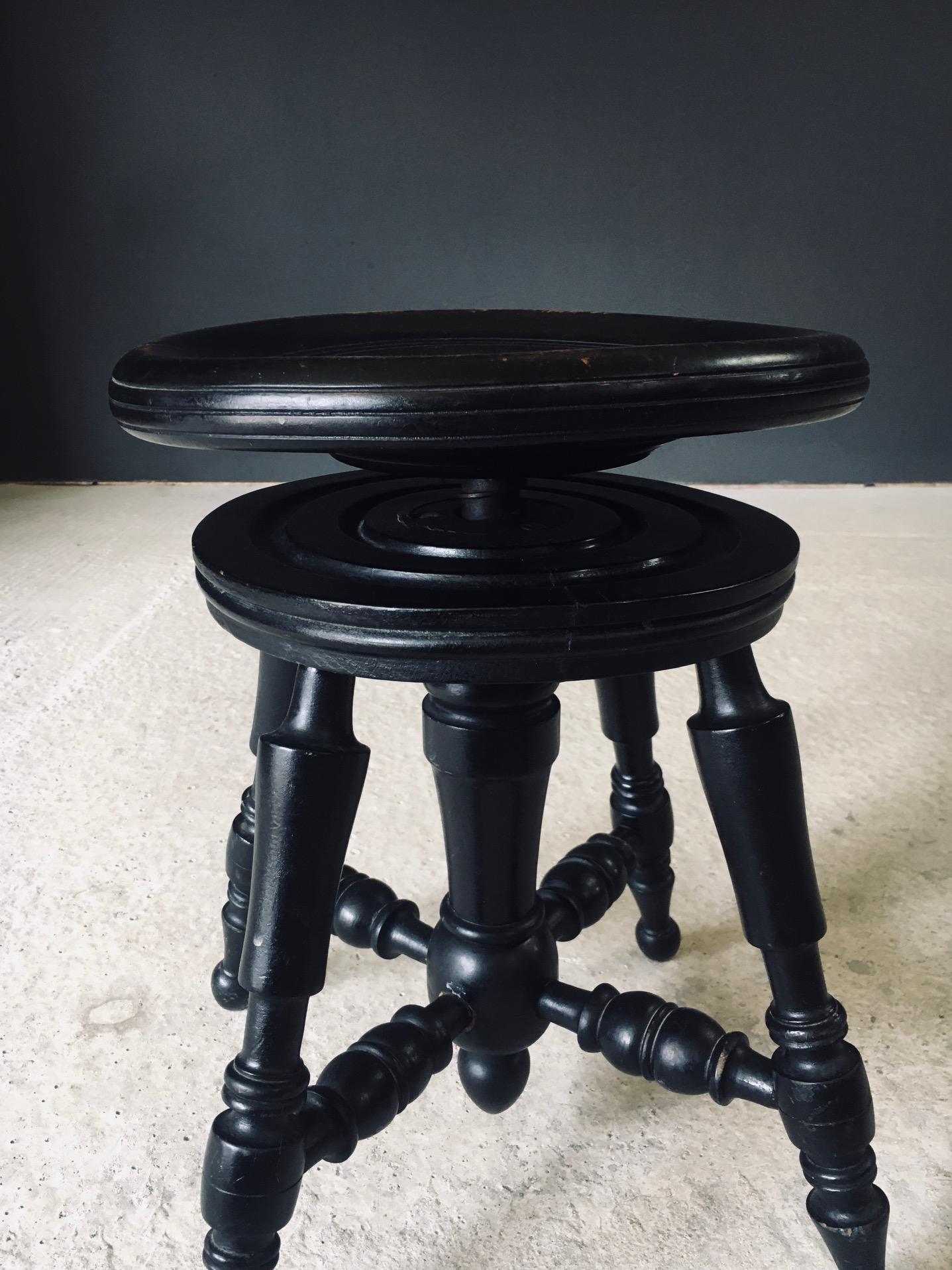 Design des frühen 20. Jahrhunderts Schwarz gebeizter Klavierhocker im Angebot 6