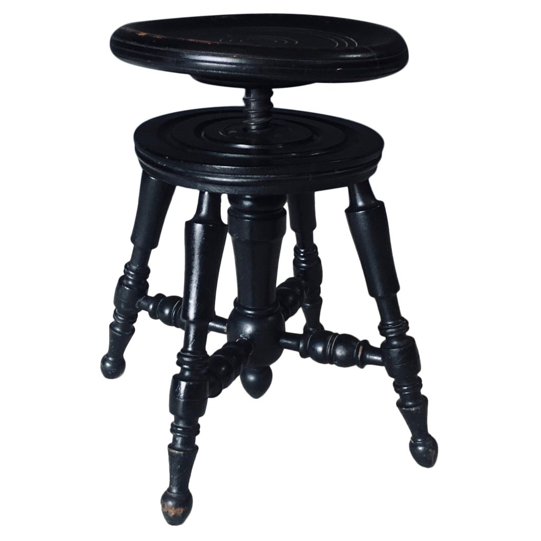 Design des frühen 20. Jahrhunderts Schwarz gebeizter Klavierhocker im Angebot