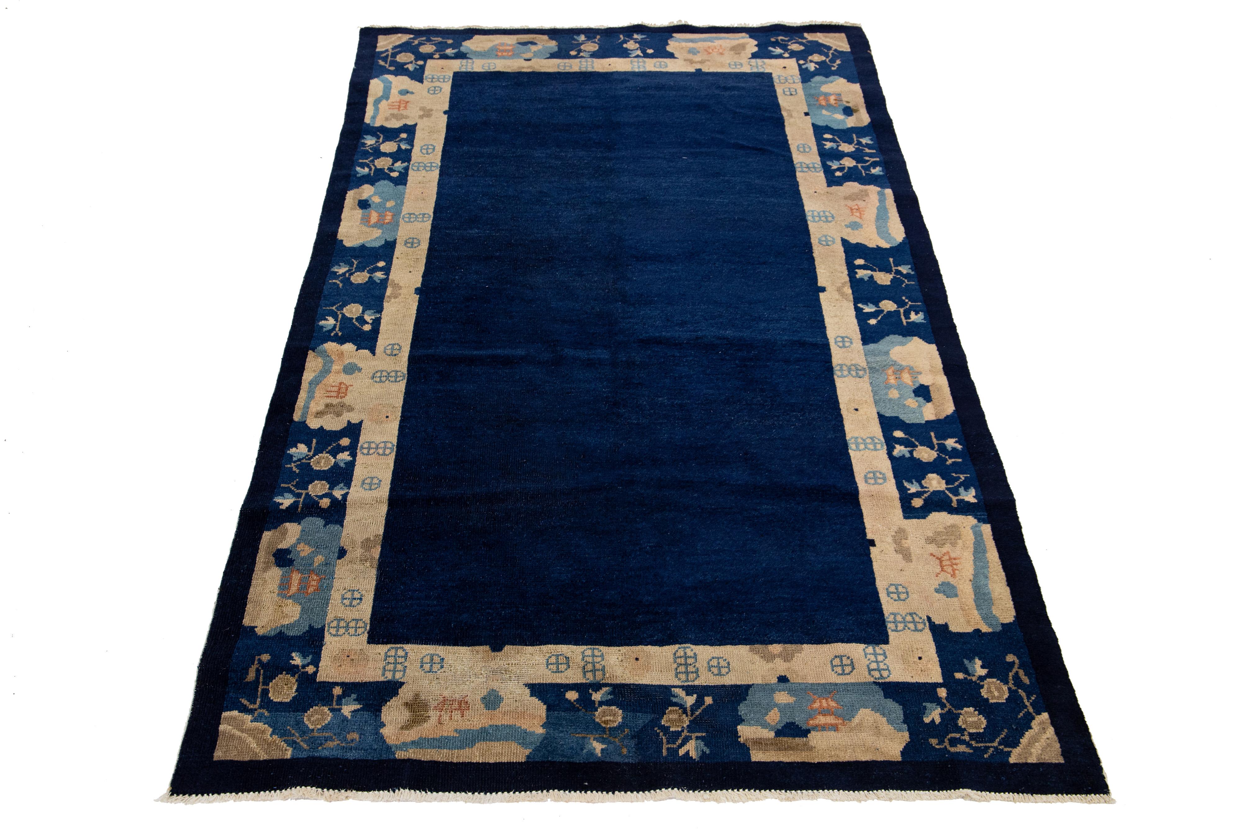 Bellissimo tappeto antico cinese Art Deco, annodato a mano in lana con un campo blu navy e una cornice marrone chiaro con un sottile disegno floreale cinese classico.

Questo tappeto misura: 3'11