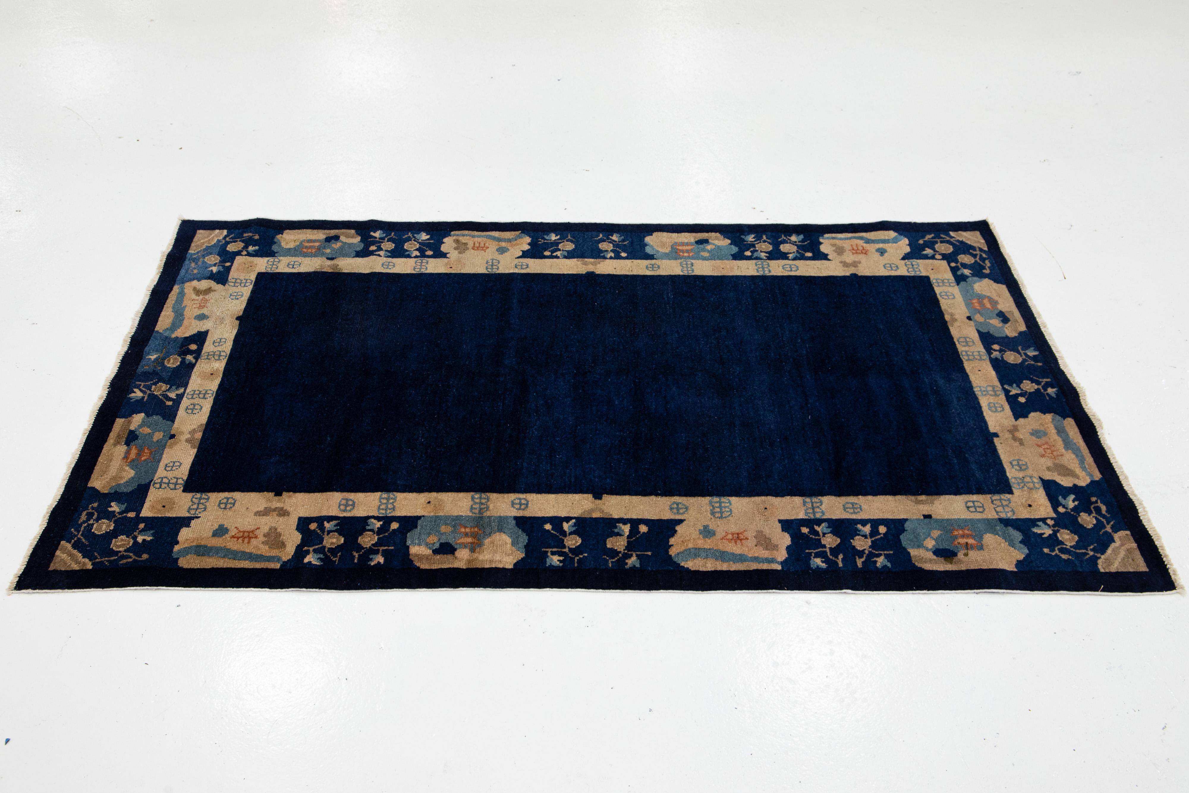 Annodato a mano Tappeto antico in lana cinese di Pechino dei primi del Novecento, di design, blu navy in vendita