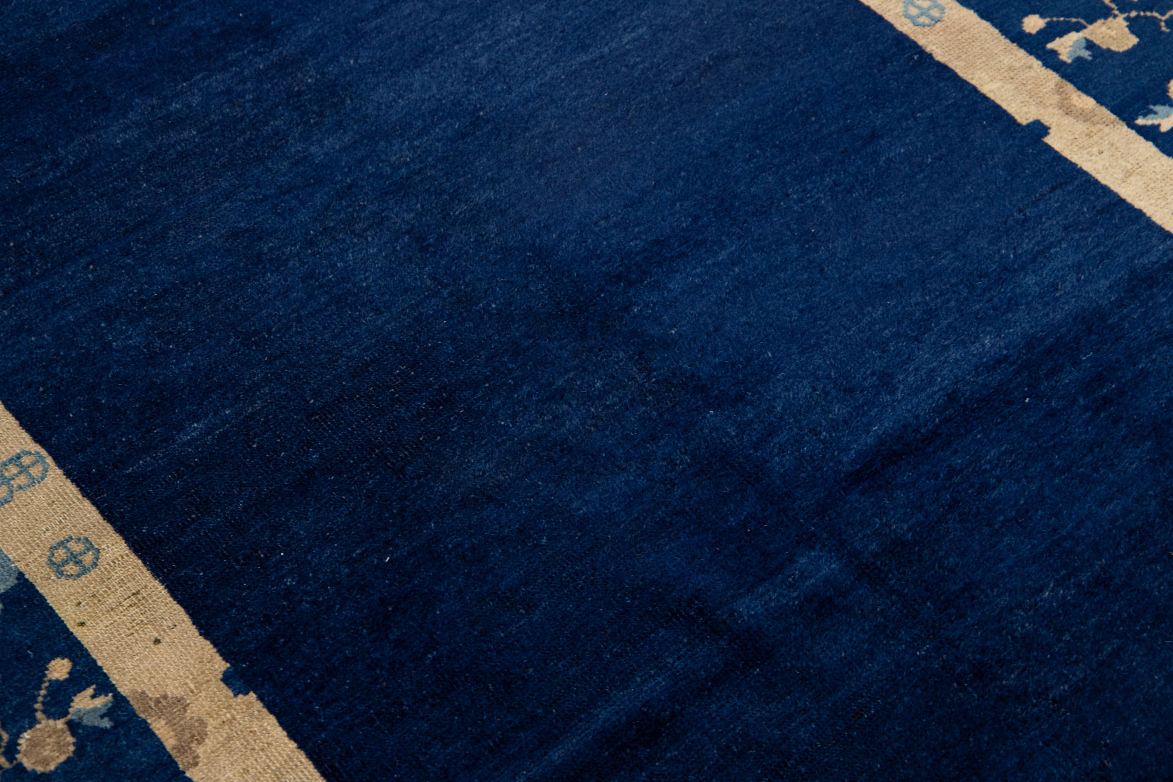 Tappeto antico in lana cinese di Pechino dei primi del Novecento, di design, blu navy In condizioni ottime in vendita a Norwalk, CT