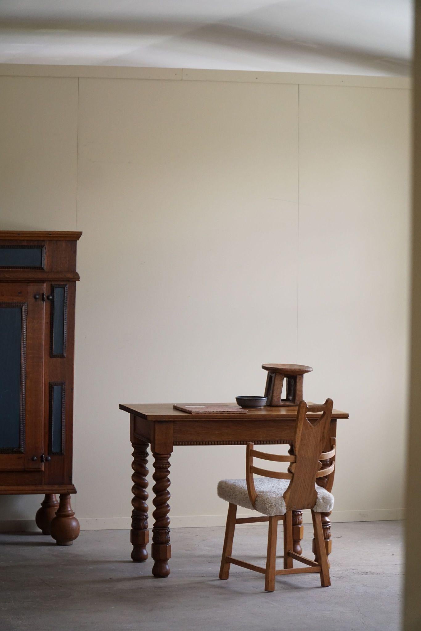 Dieser exquisite kleine Schreibtisch, der in den 1940er Jahren von einem geschickten dänischen Tischler gefertigt wurde, ist ein großartiges Beispiel für barock inspiriertes Design, das sich mit der Handwerkskunst der Mitte des 20. Das reiche,