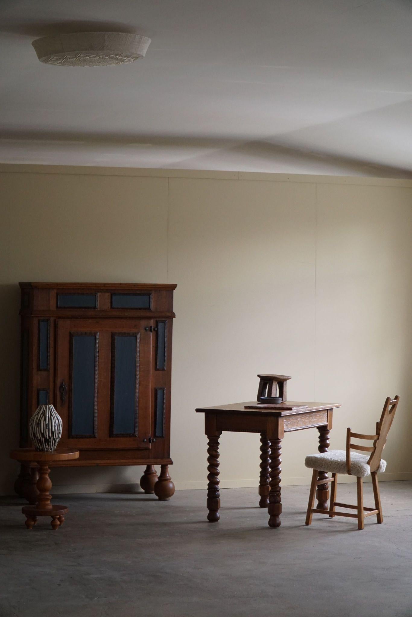 Schreibtisch aus Eiche mit gedrechselten Beinen, hergestellt von einem dänischen Tischler, Anfang des 20. (Art déco)
