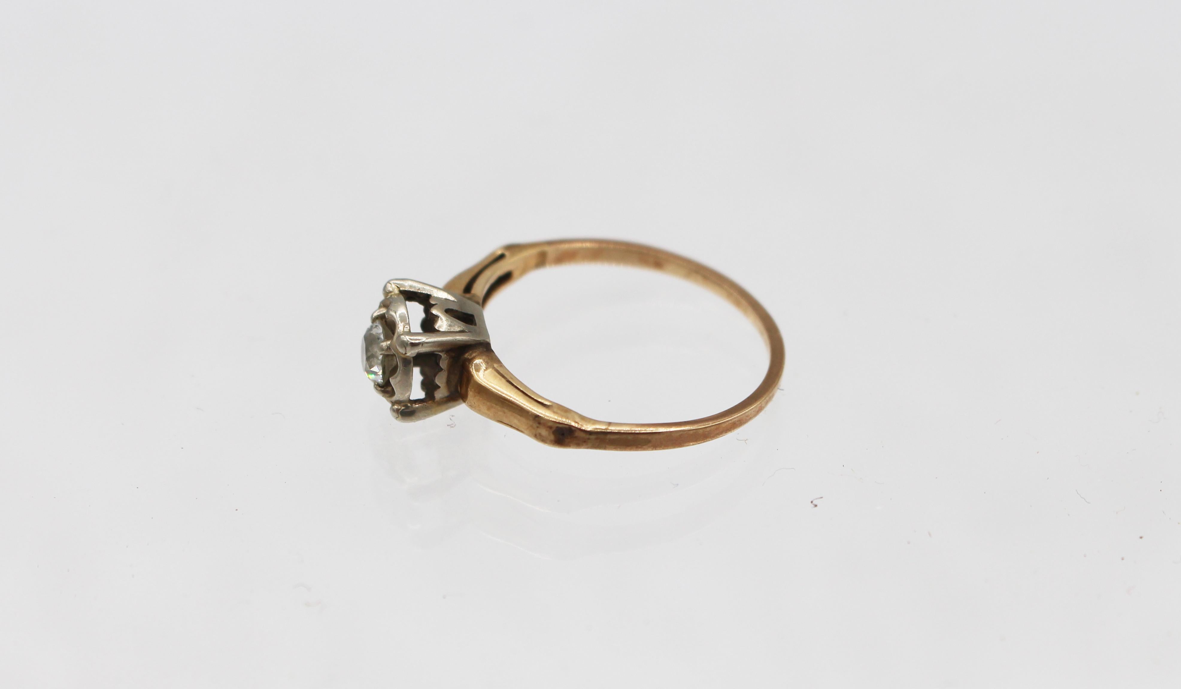 Anello con diamanti e oro 14k dei primi del Novecento. Misura 6. Diamante vecchio taglio europeo da 1/4 di carato incastonato in un disegno a fiore con motivo a tulipano alla base.
15/16