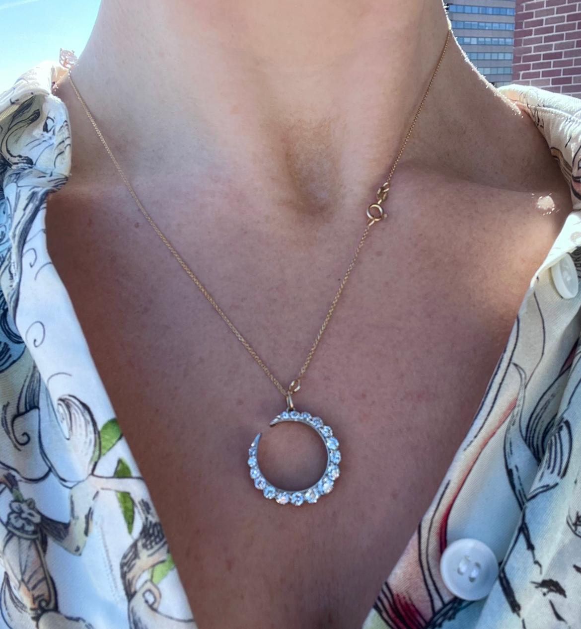 Cet éblouissant pendentif antique en forme de croissant de lune est serti d'environ 1,20 carats de diamants de taille transitionnelle sertis dans du platine et de l'or 14k. Il s'agit vraisemblablement d'une broche du début du XXe siècle, transformée