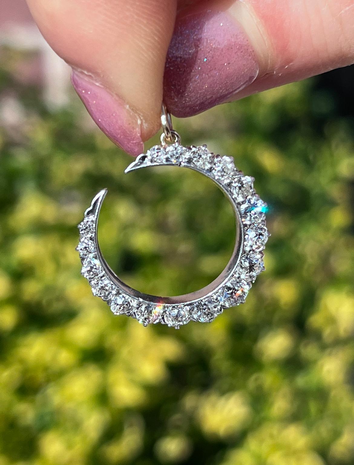 Taille ronde Pendentif croissant de lune en diamant du début du 20e siècle en vente