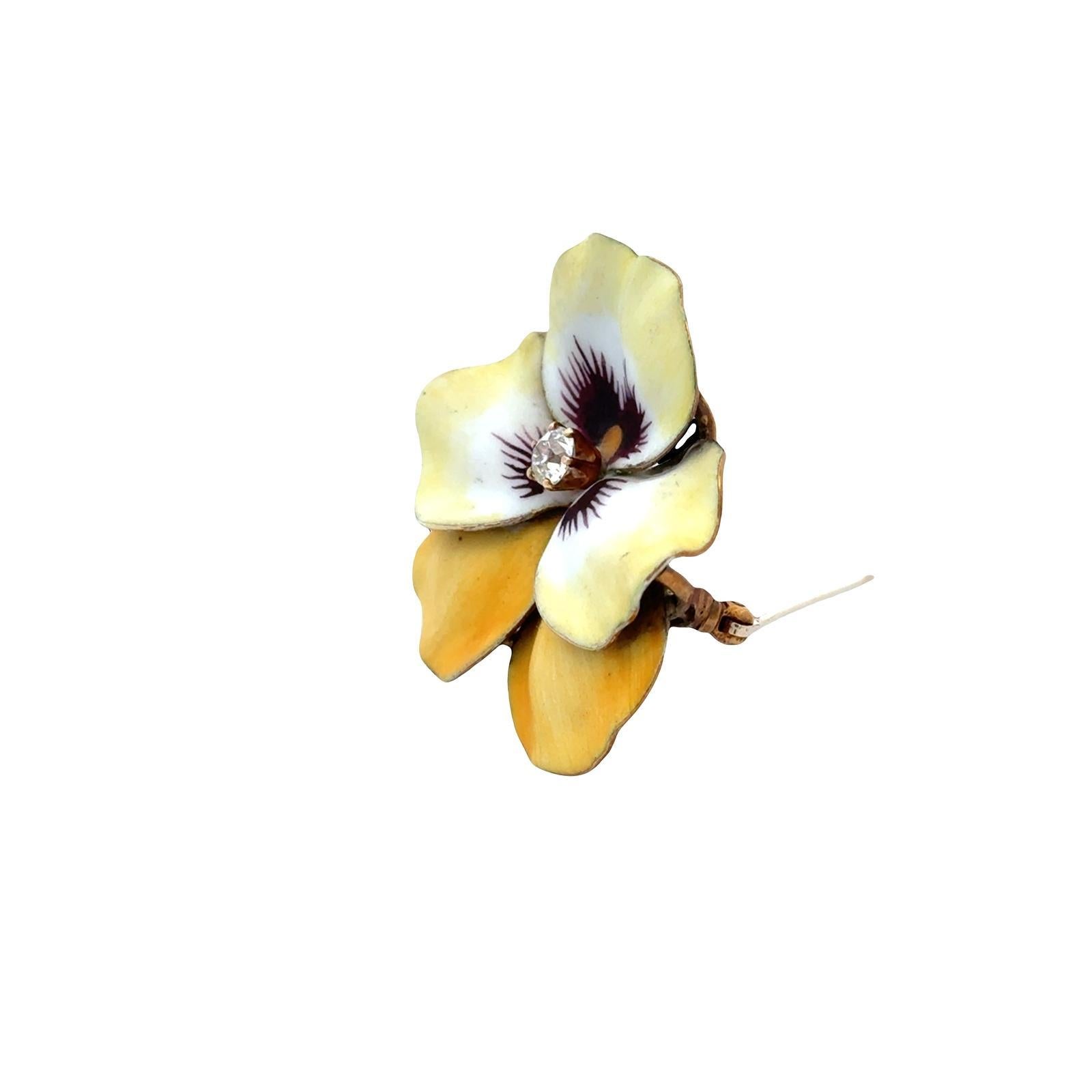Spilla floreale a forma di viola del pensiero in oro giallo 14 carati dei primi del '900 con smalto diamantato In condizioni buone in vendita a Boca Raton, FL
