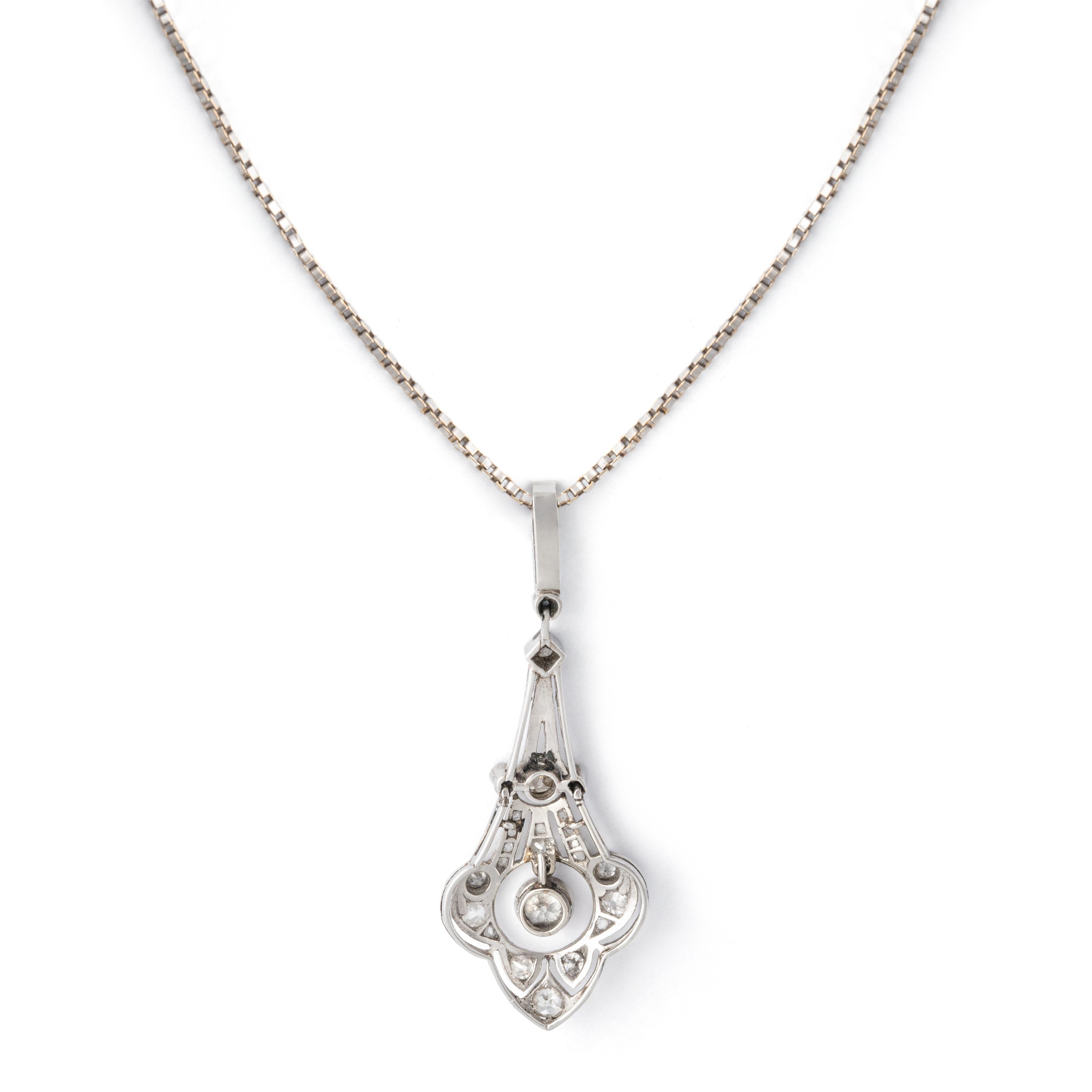 Diamond platinum and white gold pendant chain necklace. Old mine cut. 
Circa 1930.

Total weight: 6.70 centimeters.
Total length chain: approx. 43.00 centimeters.
Dimension pendant: approx. 4.10 centimeters x 1.40 centimeters.