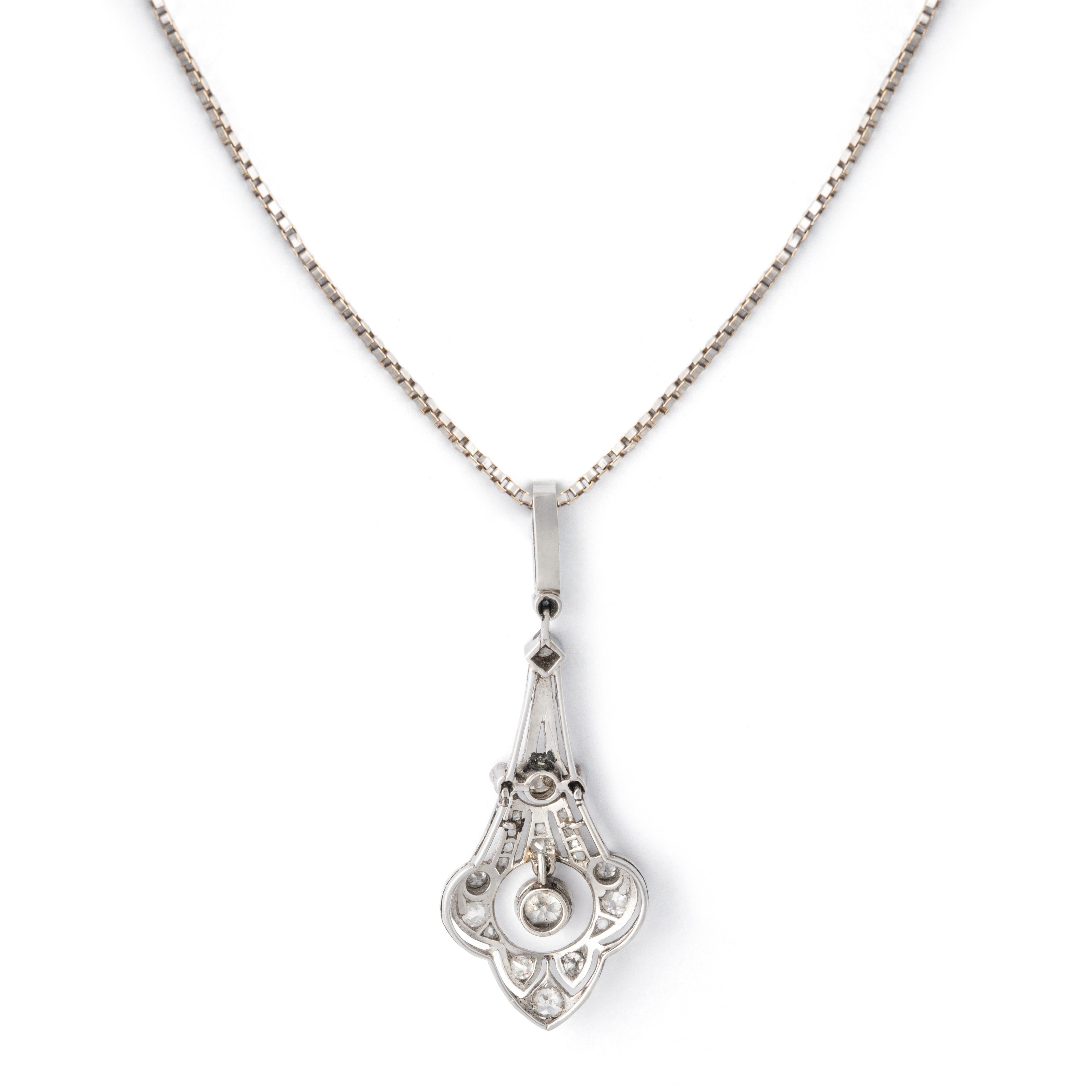 Collana a catena con ciondolo in platino e oro bianco. Taglio della vecchia miniera. 
Circa 1930.

Peso totale: 6,70 centimetri.
Lunghezza totale della catena: circa 43.00 centimetri.
Dimensioni ciondolo: circa 4,10 cm x 1,40 cm.