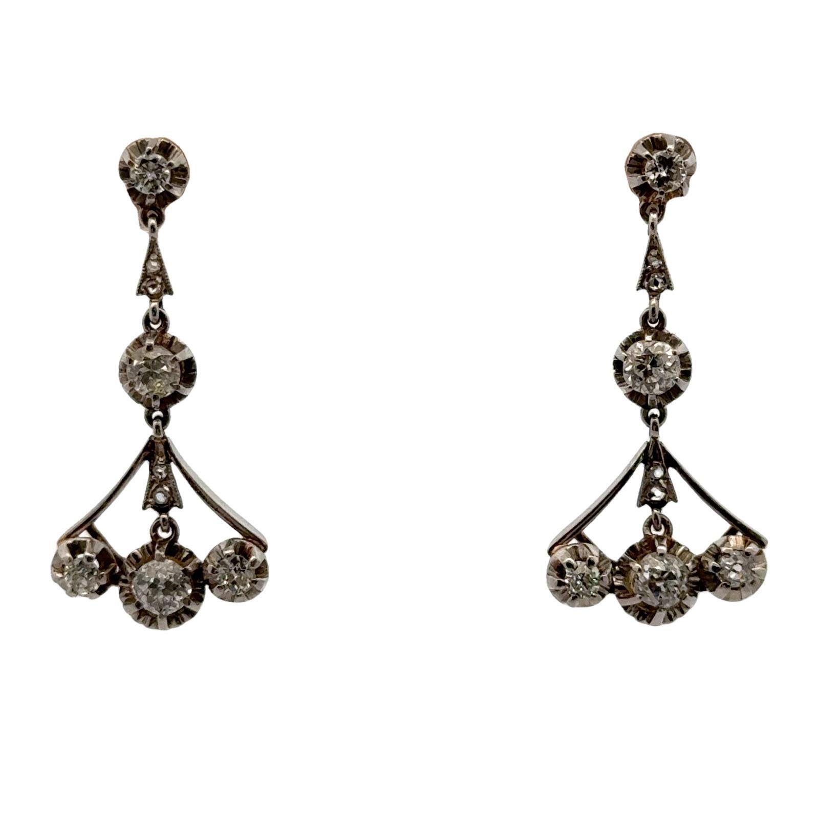 Art déco Début du 20e siècle Boucles d'oreilles pendantes en or jaune et platine avec diamants en vente