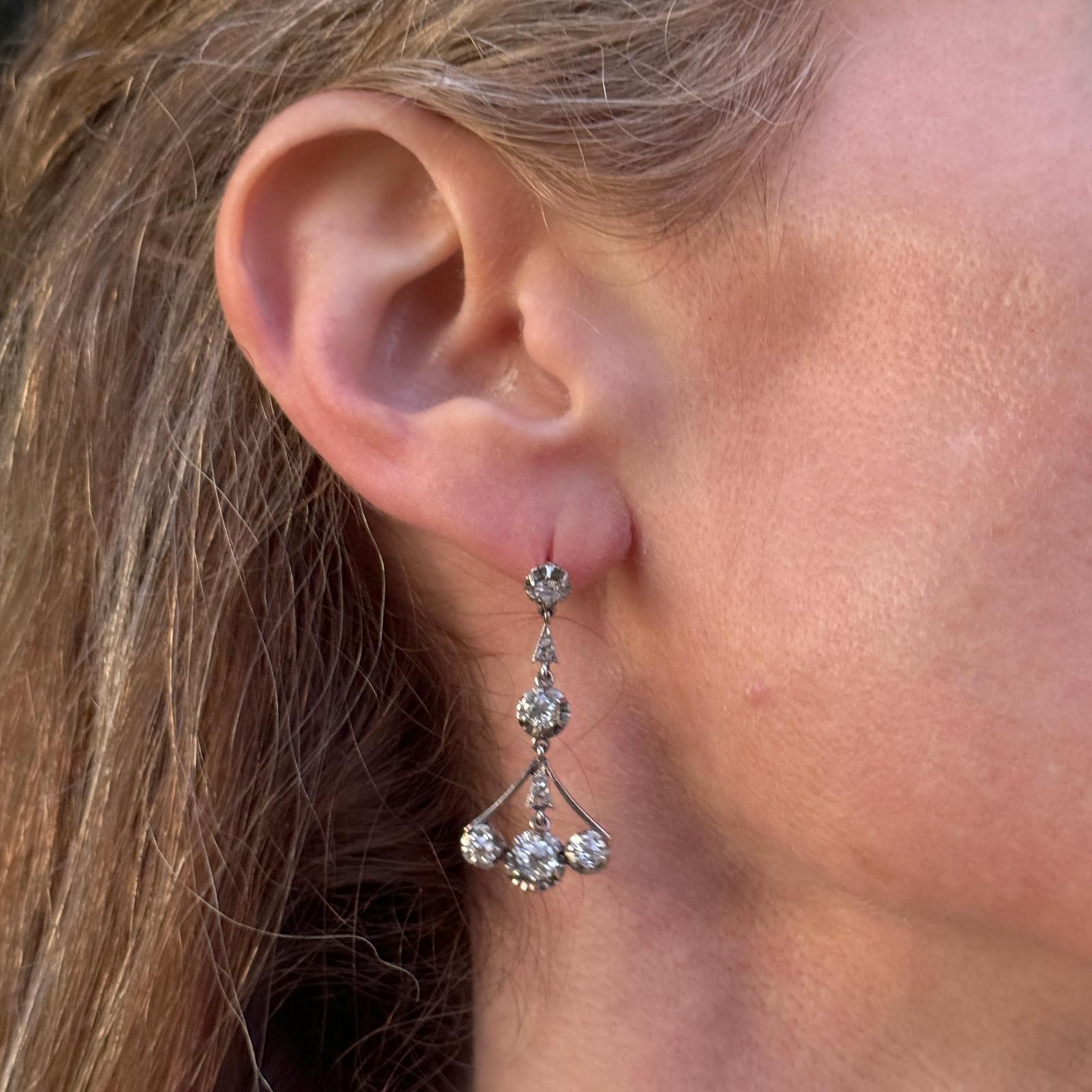 Taille mixte Début du 20e siècle Boucles d'oreilles pendantes en or jaune et platine avec diamants en vente