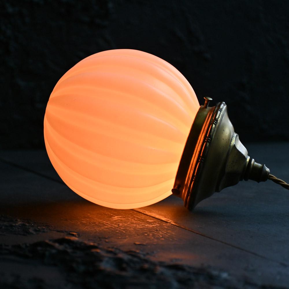 Diminutif du début du 20e siècle, abat-jour en verre et galerie en laiton anglais

Élégant exemple d'un petit abat-jour anglais du début du 20e siècle en laiton et verre opalin. Cette lampe, bien que petite, présente une qualité exceptionnelle avec