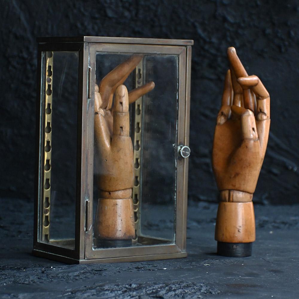 Petit meuble de bijoutier du début du 20e siècle 

Il s'agit sans doute de l'un des plus petits exemples que nous ayons découverts. Sous la forme d'une vitrine de bijoutier en laiton/verre du début du 20e siècle. Il est probable que ce meuble de