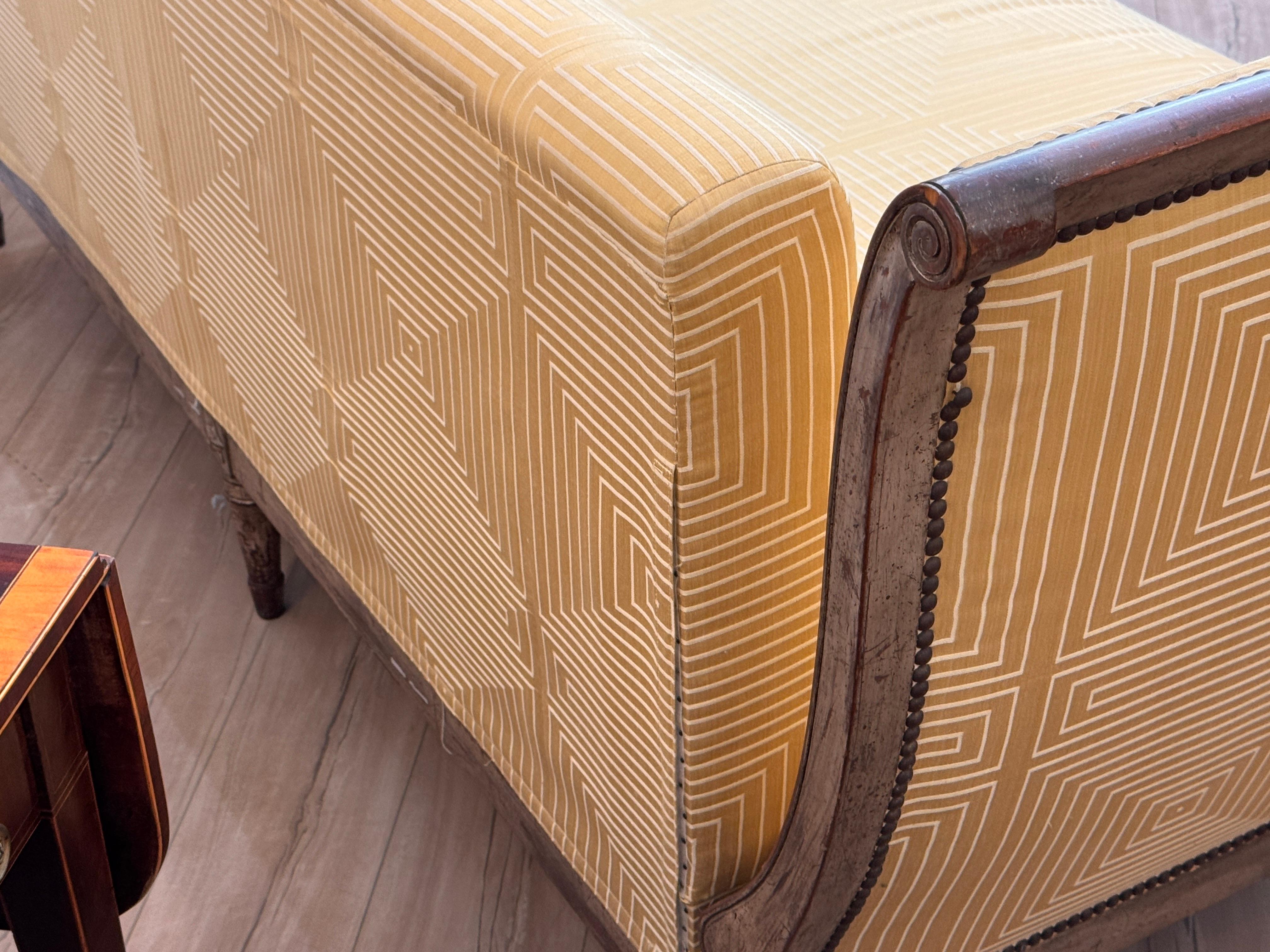 Lit de repos en bois doré argenté de style Directoire du début du 20e siècle en vente 14