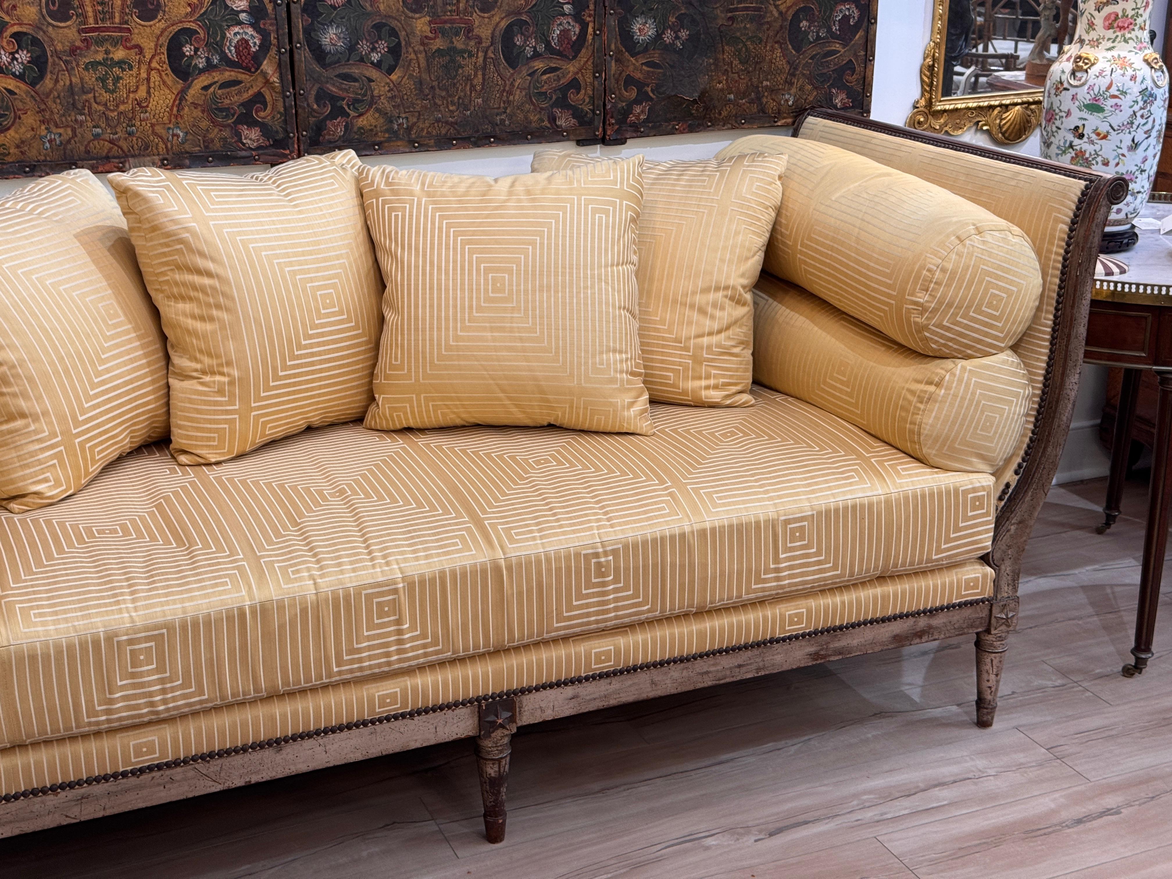 Français Lit de repos en bois doré argenté de style Directoire du début du 20e siècle en vente