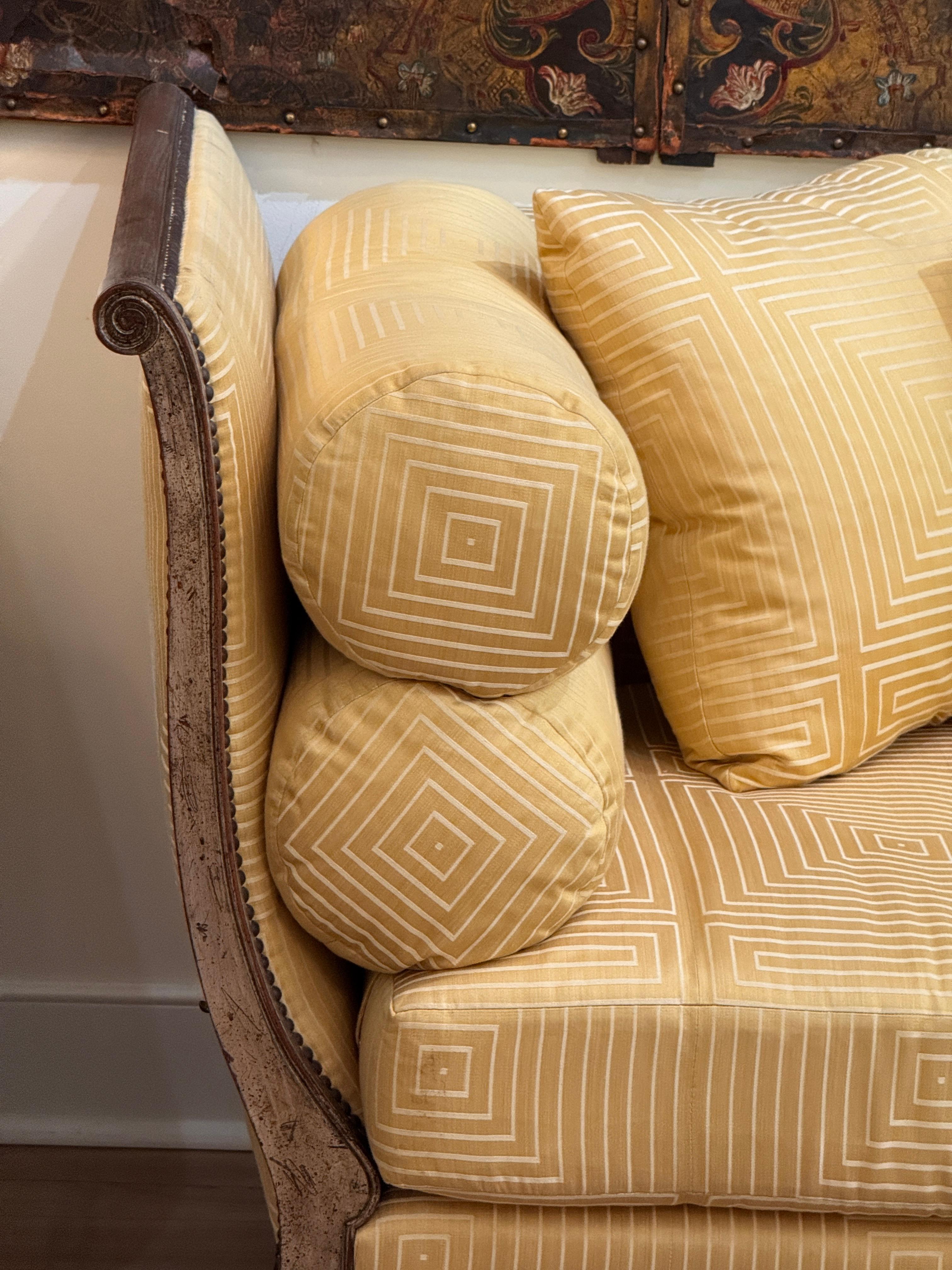 Tissu d'ameublement Lit de repos en bois doré argenté de style Directoire du début du 20e siècle en vente