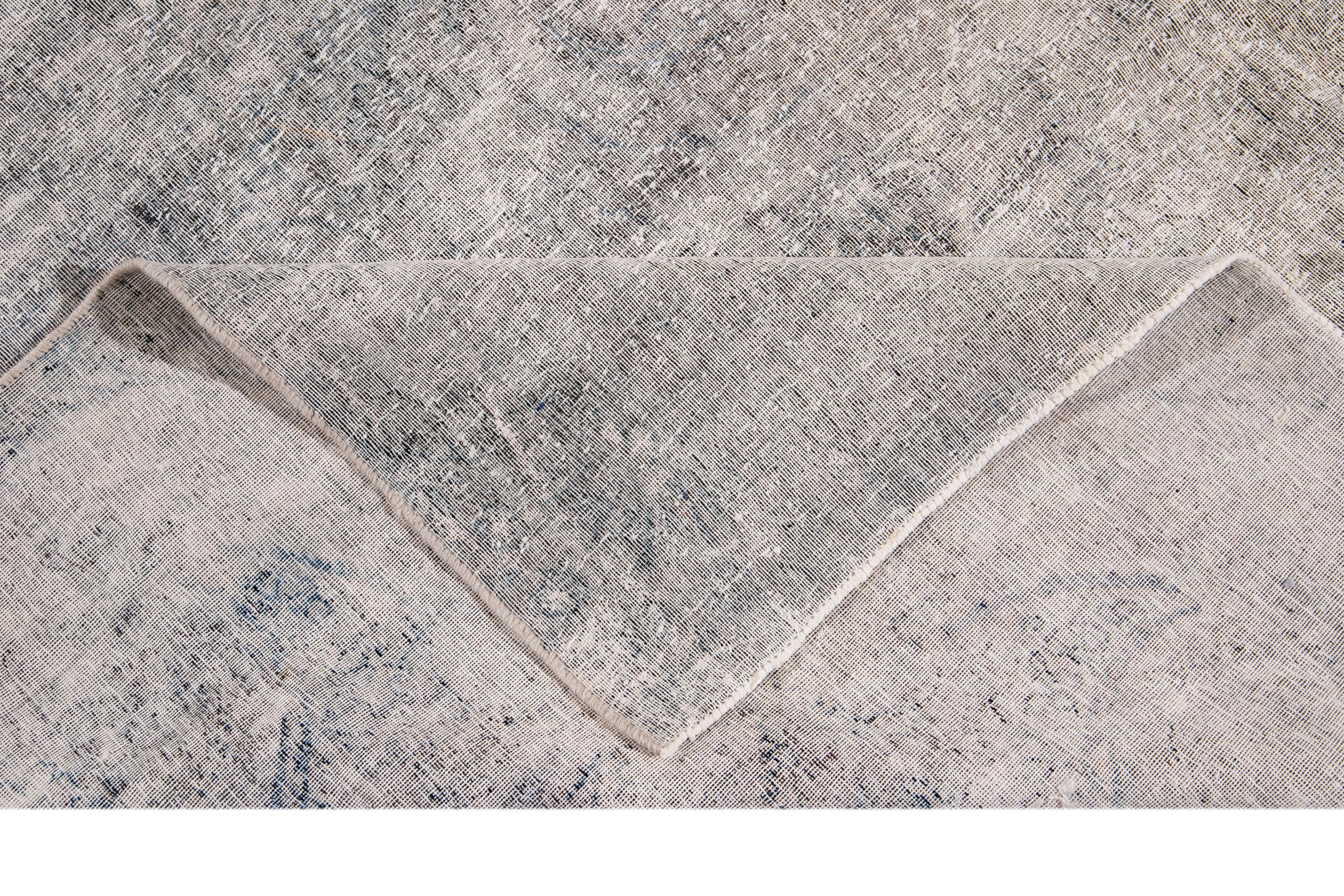 Noué à la main Tapis persan ancien en laine Kerman en mauvais état du début du XXe siècle en vente