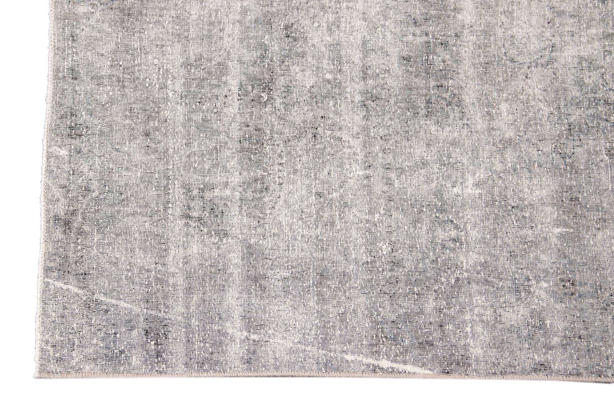 Laine Tapis persan ancien en laine Kerman en mauvais état du début du XXe siècle en vente