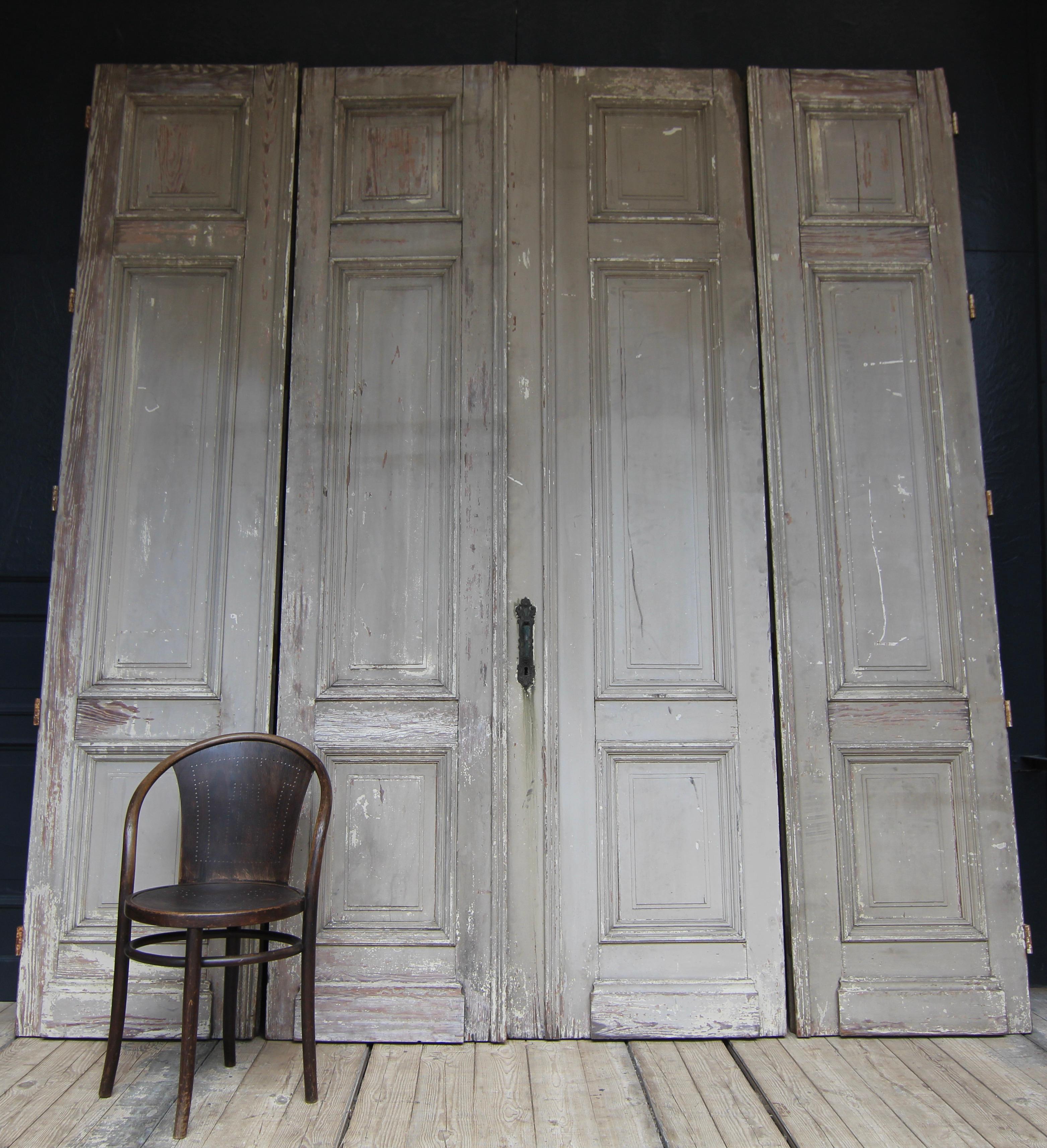 Große Doppeltür mit 2 Seitenteilen, oder Raumteiler, um 1900. Massives Kiefernholz mit der ursprünglichen Farbe. Unrestaurierter Zustand.

Set bestehend aus vier Teilen in Rahmenbauweise mit je 3 Kassettenpaneelen (Doppeltür + 2