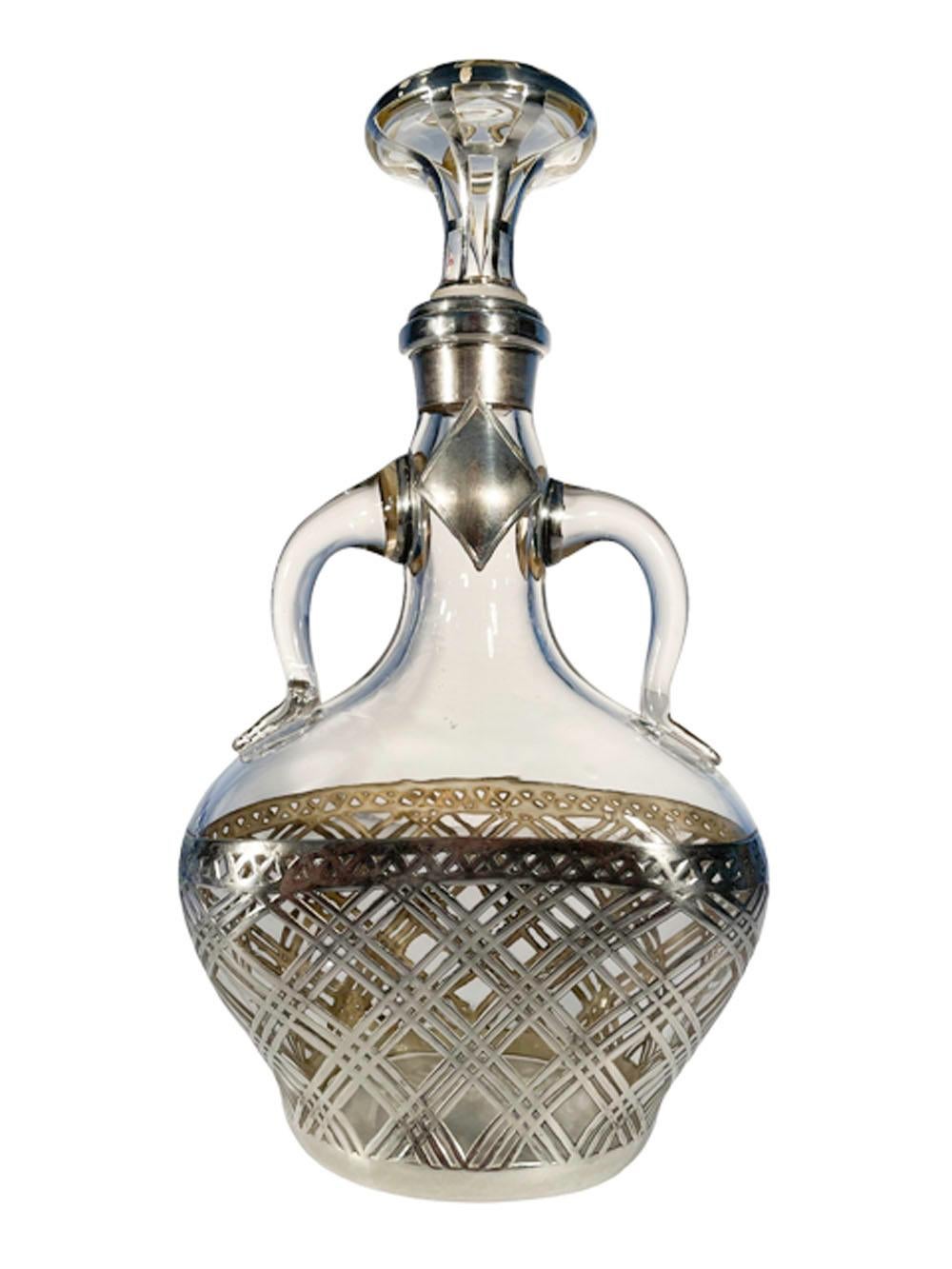 Argento Decanter in vetro trasparente con doppio manico in argento sovrapposto dei primi del Novecento in vendita