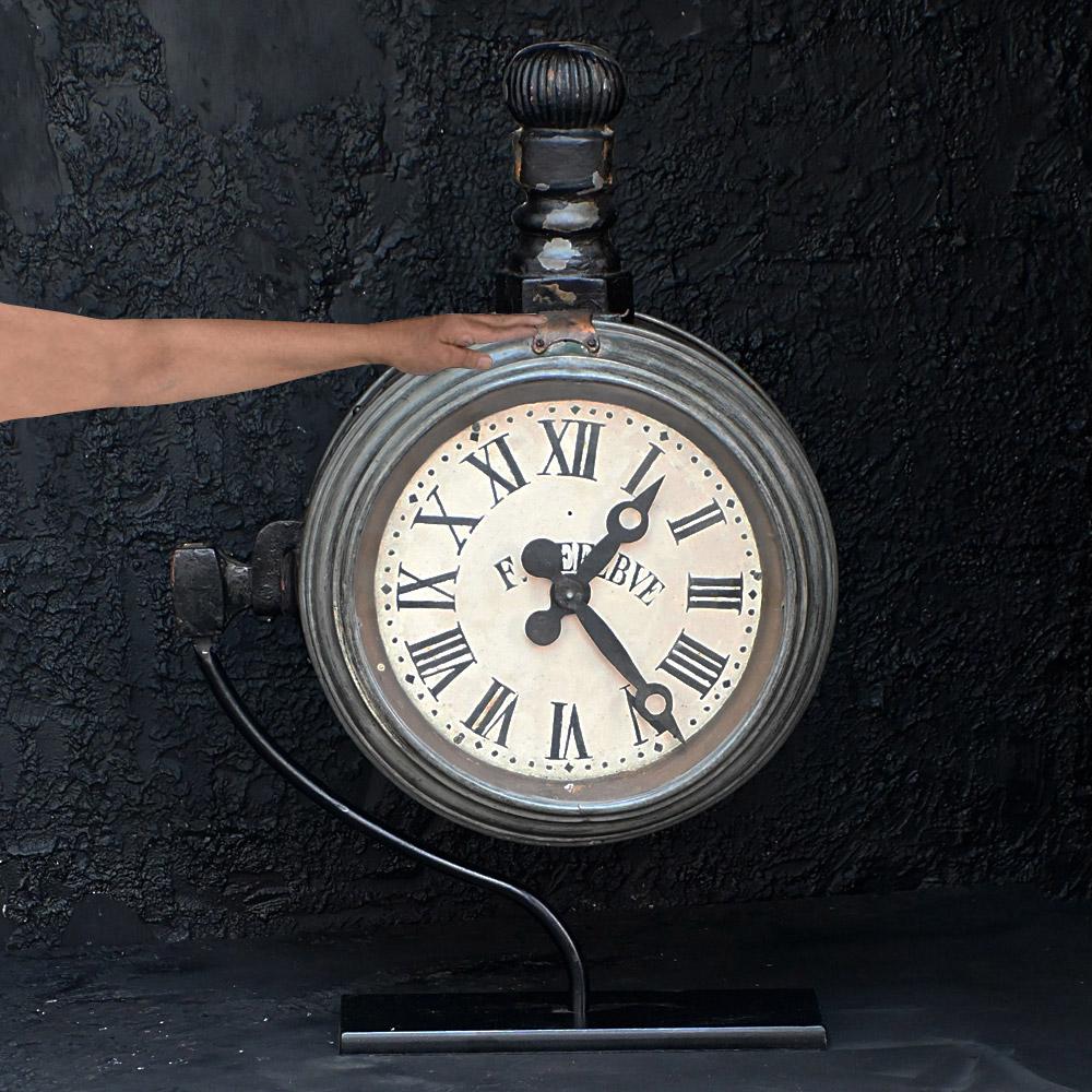Début du 20e siècle - Enseigne double face de fabricant d'horloges 

Un exemple fonctionnel d'une horloge à double face du début du 20e siècle. Cet objet aurait à l'origine été accroché à l'extérieur d'un magasin avec des mains statiques des deux