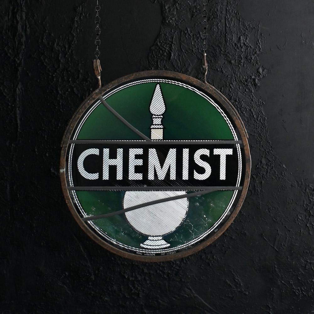 Doppelseitiges englisches Apothekerschild aus dem frühen 20. 

Dieses Beispiel eines englischen Apothekenschildes aus dem frühen 20. Jahrhundert besteht aus doppelseitigem Glas mit reflektierendem, silbernem Leuchttext und hing wohl die meiste Zeit