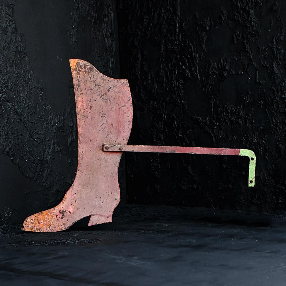 Doppelseitiges Metallschild eines Schuhmachers aus dem frühen 20. Jahrhundert.

Ein hochdekoratives, doppelseitiges, handbemaltes Metallschild eines französischen Schuhmachers, das noch an der originalen Klapphalterung befestigt ist. Abdeckung in