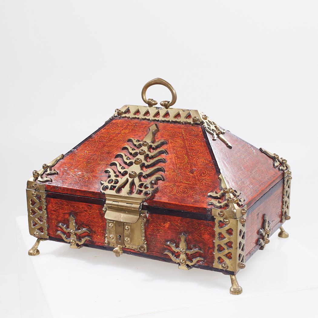 Métal Coffre à dot du début du 20e siècle Malabar Box from Kerala India en vente