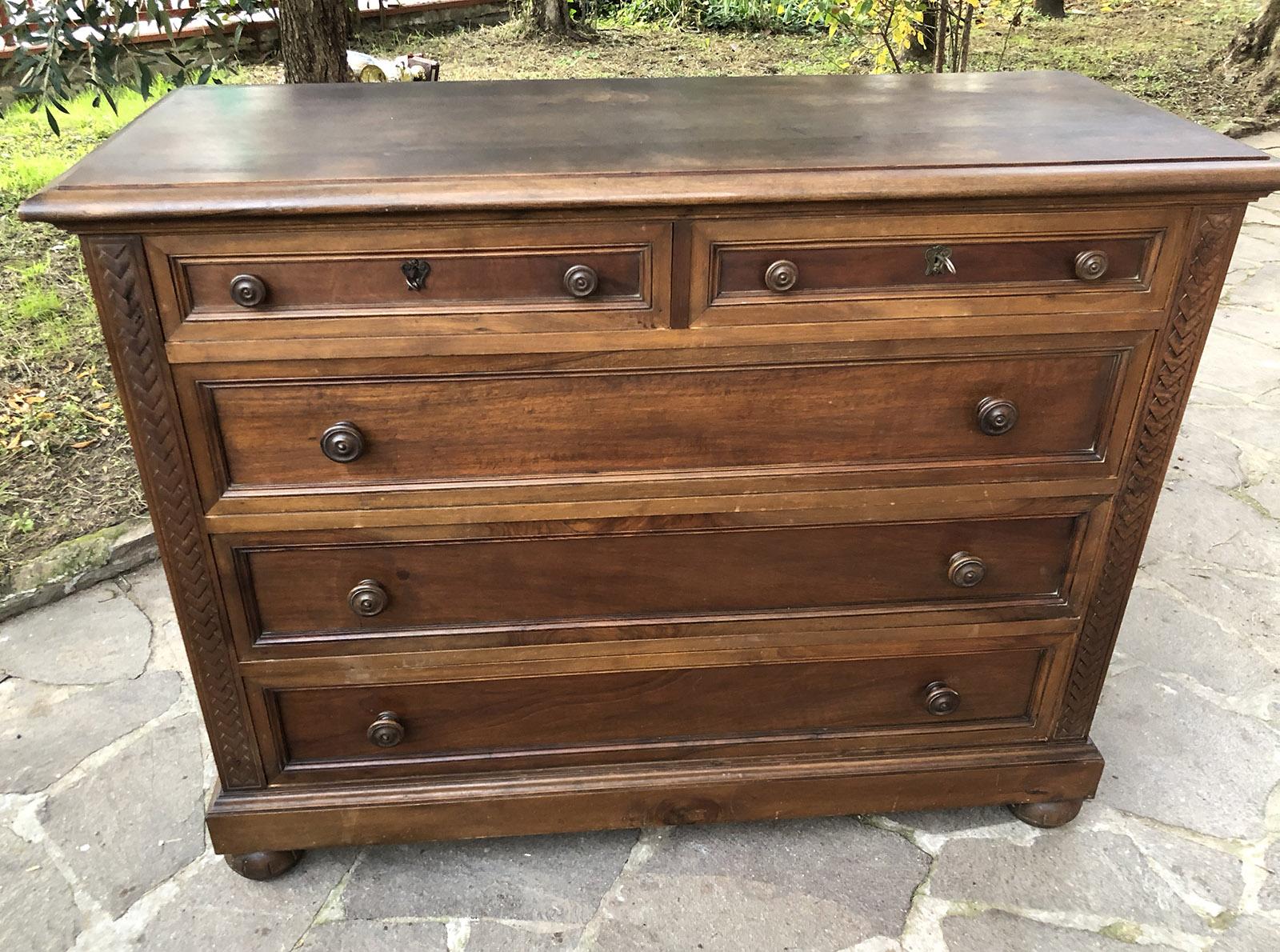 Dresser drawer, in walnut, with five drawers, locks and original keys, original made in Italy, from Tuscany, near Lucca.
Good size and design.
Beautiful proportions, very robust, excellent construction.
Wax finish, original patina.
Original