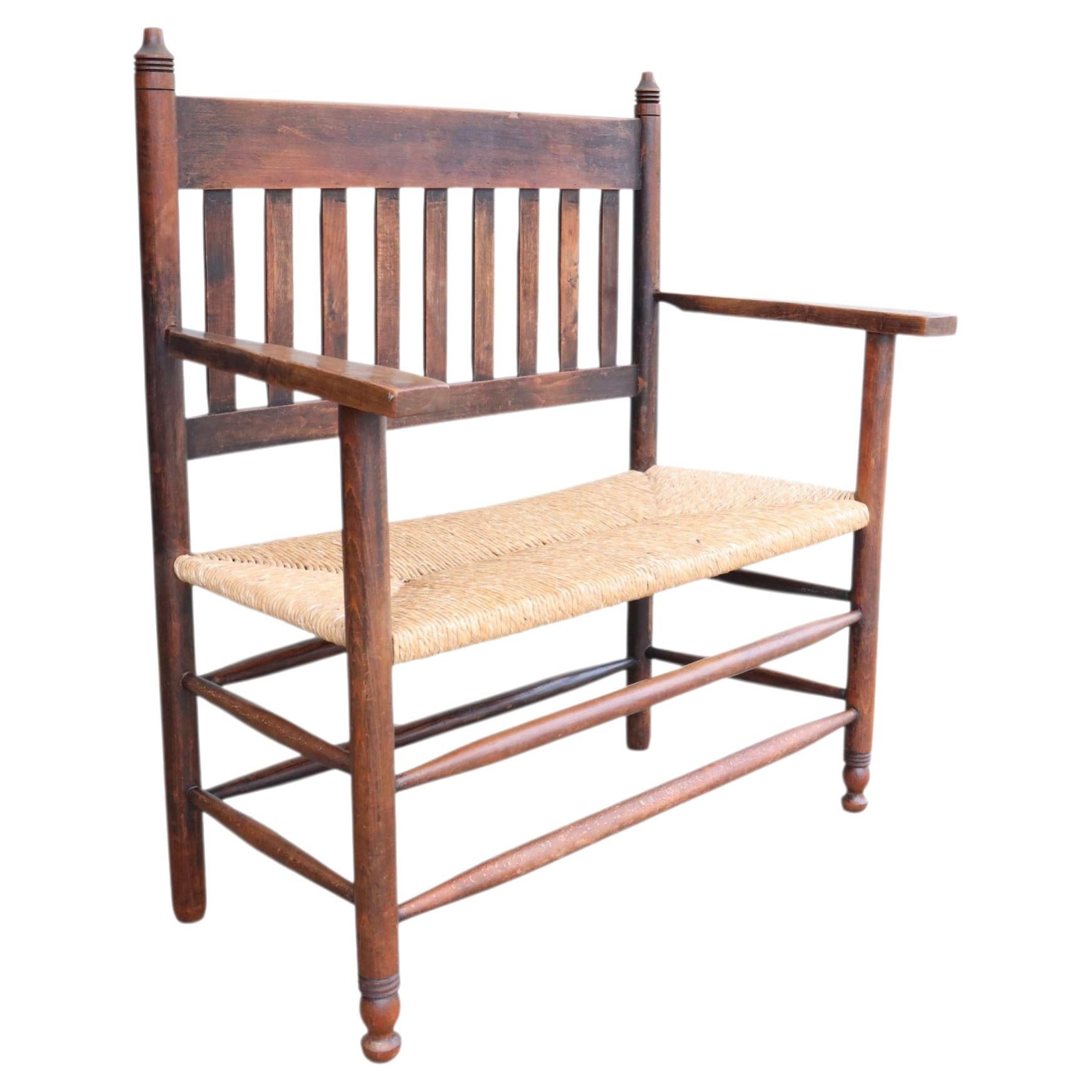 Banc en bois de style Arts et Métiers néerlandais du début du XXe siècle, avec assise en jonc tressé