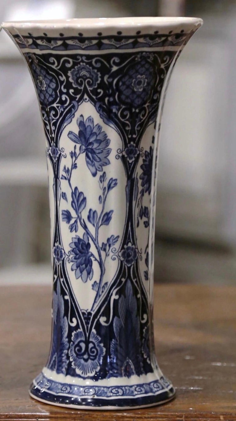 Vase en faïence de Delft bleu et blanc trompette hollandaise du début