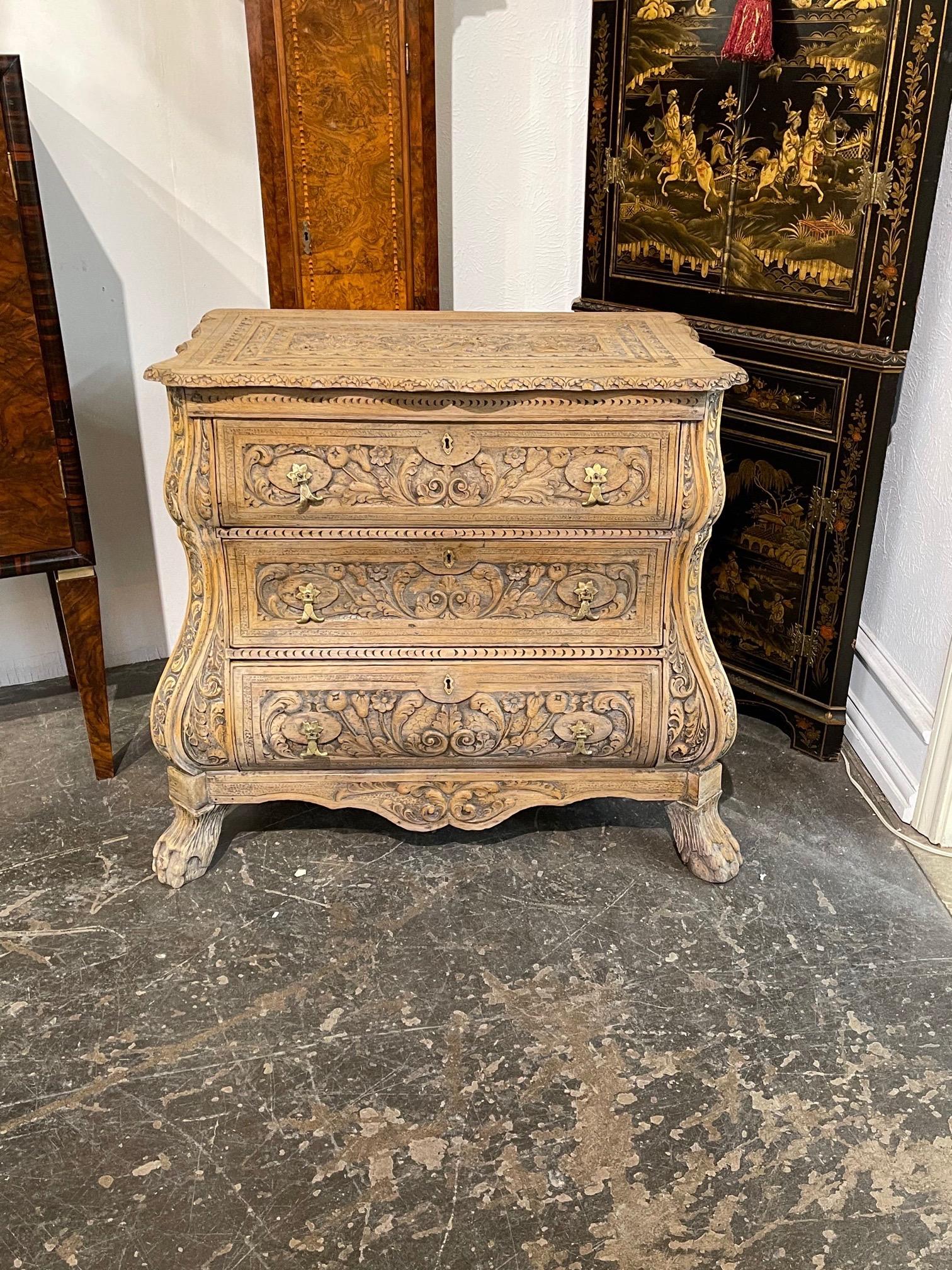 Belle commode en chêne blanchi et sculpté de style hollandais du début du XXe siècle. Sculpture très complexe et belle patine également. Une pièce vraiment unique !