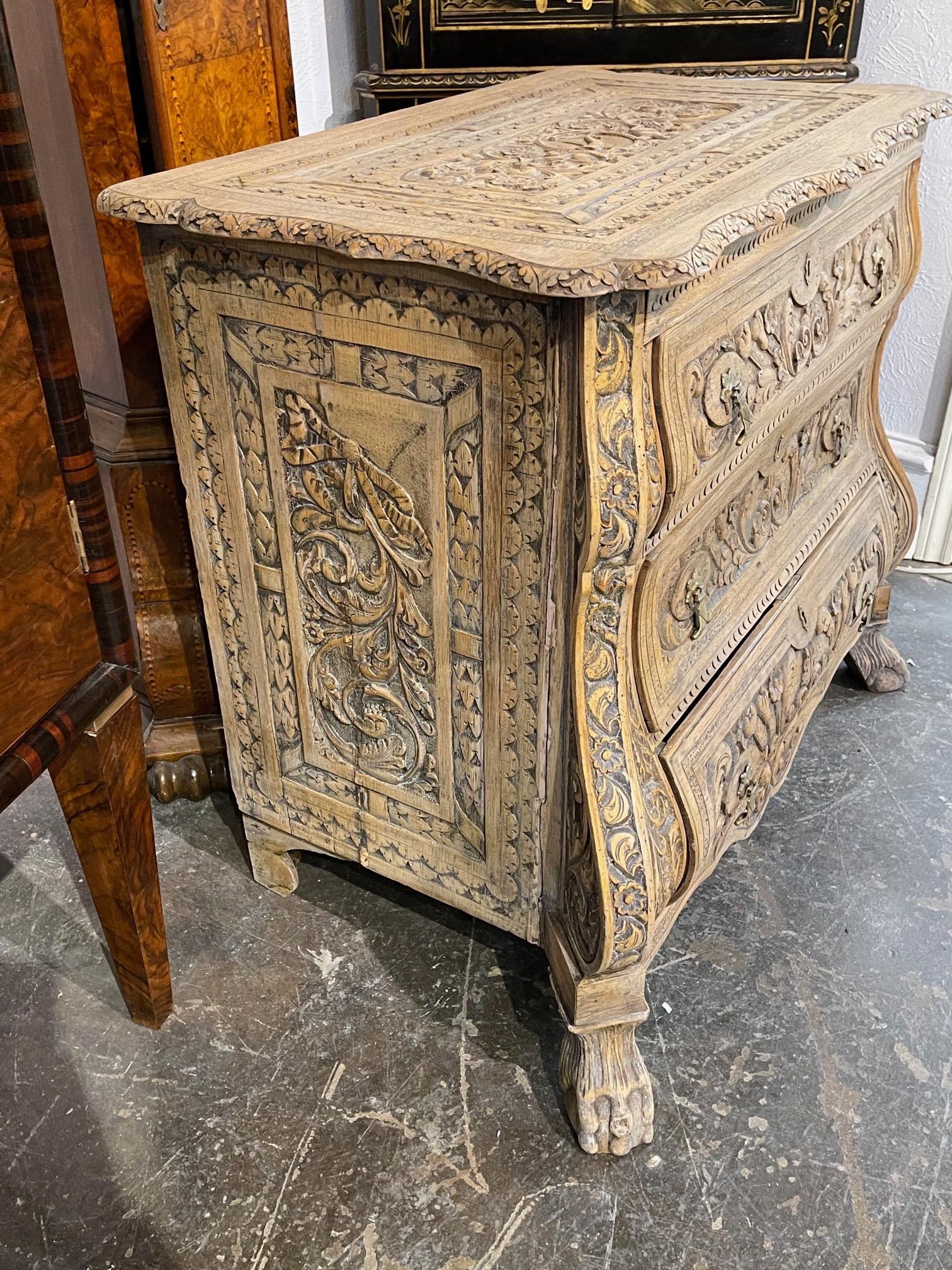 Chêne Commode hollandaise en chêne blanchi et sculpté du début du 20ème siècle en vente