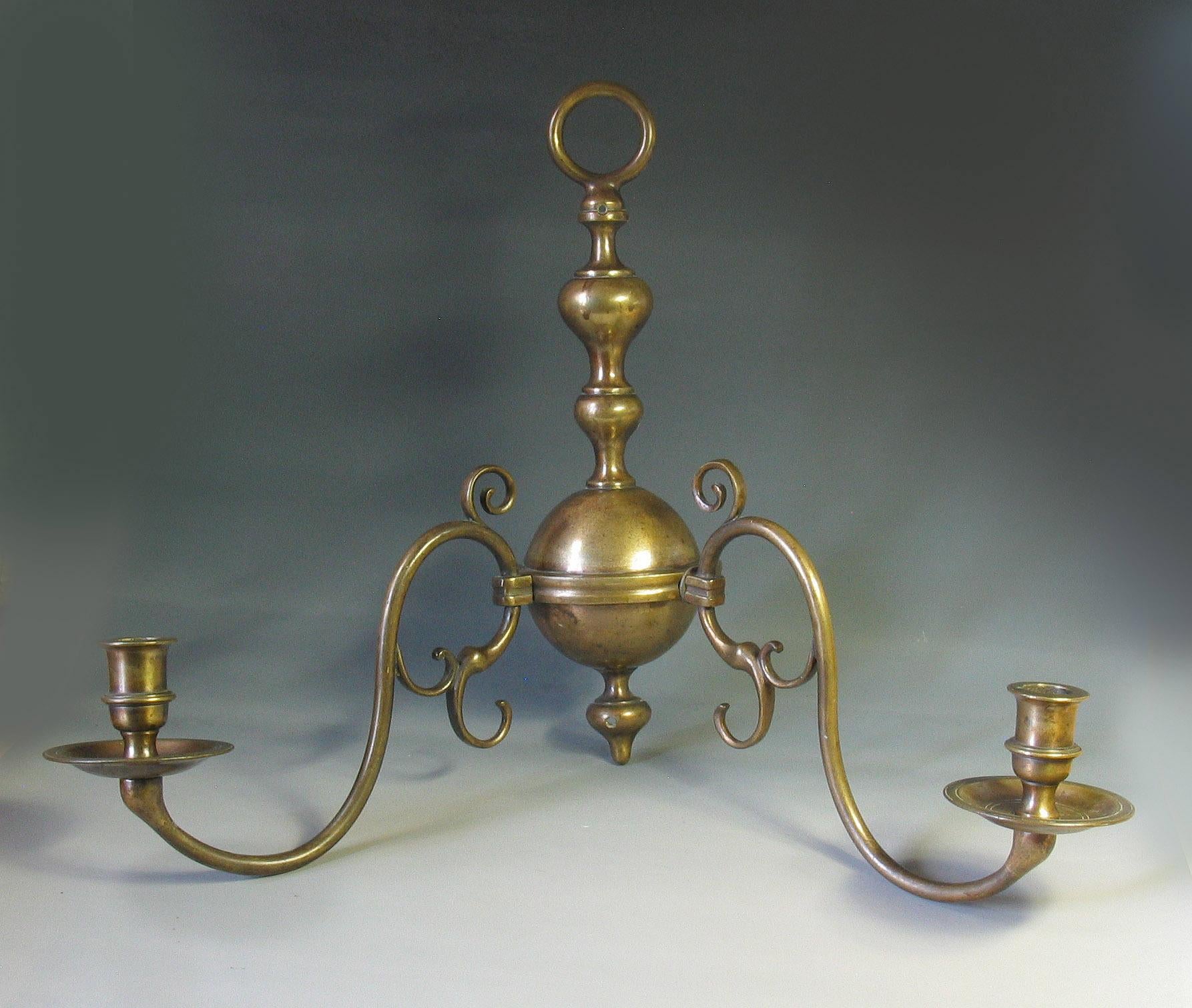 Laiton Applique murale hollandaise à deux branches en bronze patiné du début du XXe siècle en vente