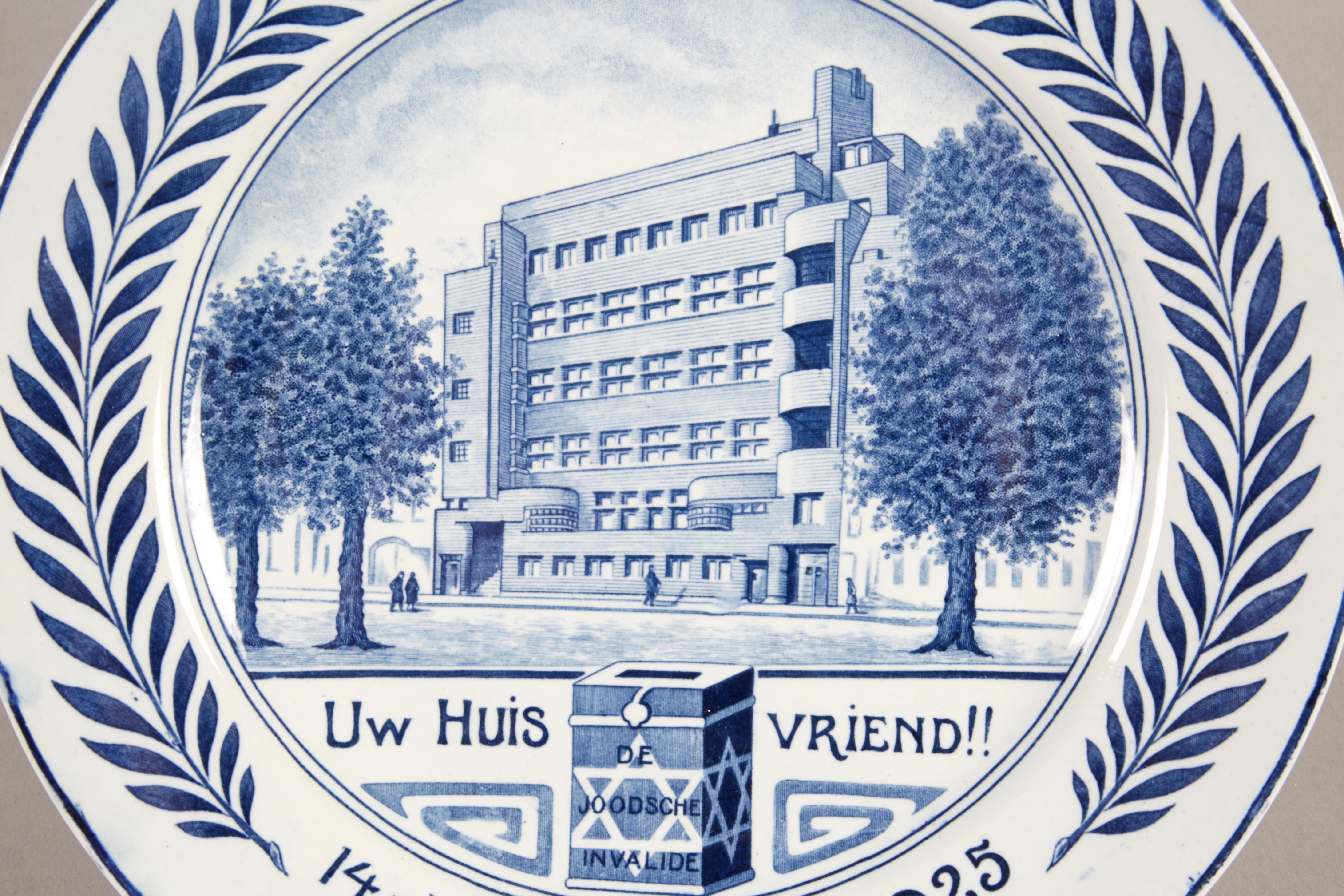 Néerlandais Assiette commémorative en céramique néerlandaise du début du 20e siècle par Petrus Regout Maasticht en vente