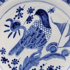 Piatto da portata olandese in ceramica di Delft, blu e bianco, con motivo di uccelli, dei primi anni del XX secolo