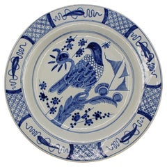 Piatto da portata olandese in ceramica di Delft, blu e bianco, con motivo di uccelli, dei primi anni del XX secolo