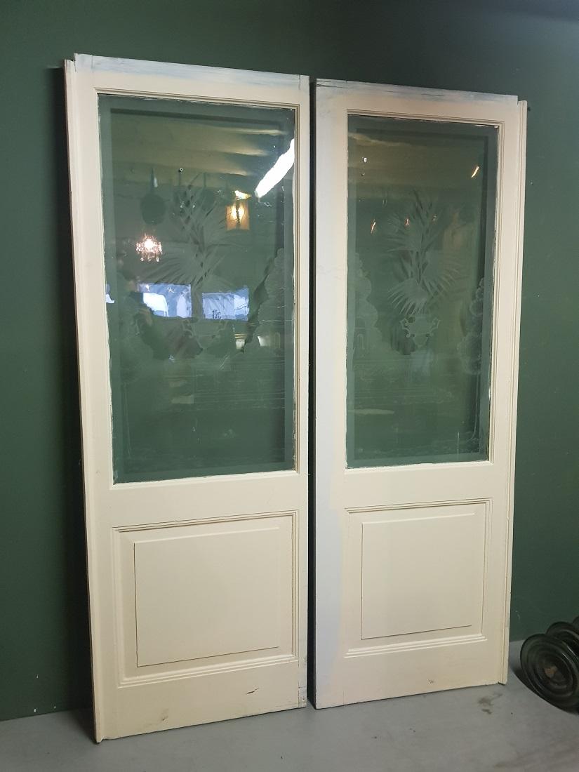 Early 20th Century Dutch Ensuite Doors with Etched Glass Depicting a Garden For Sale 2