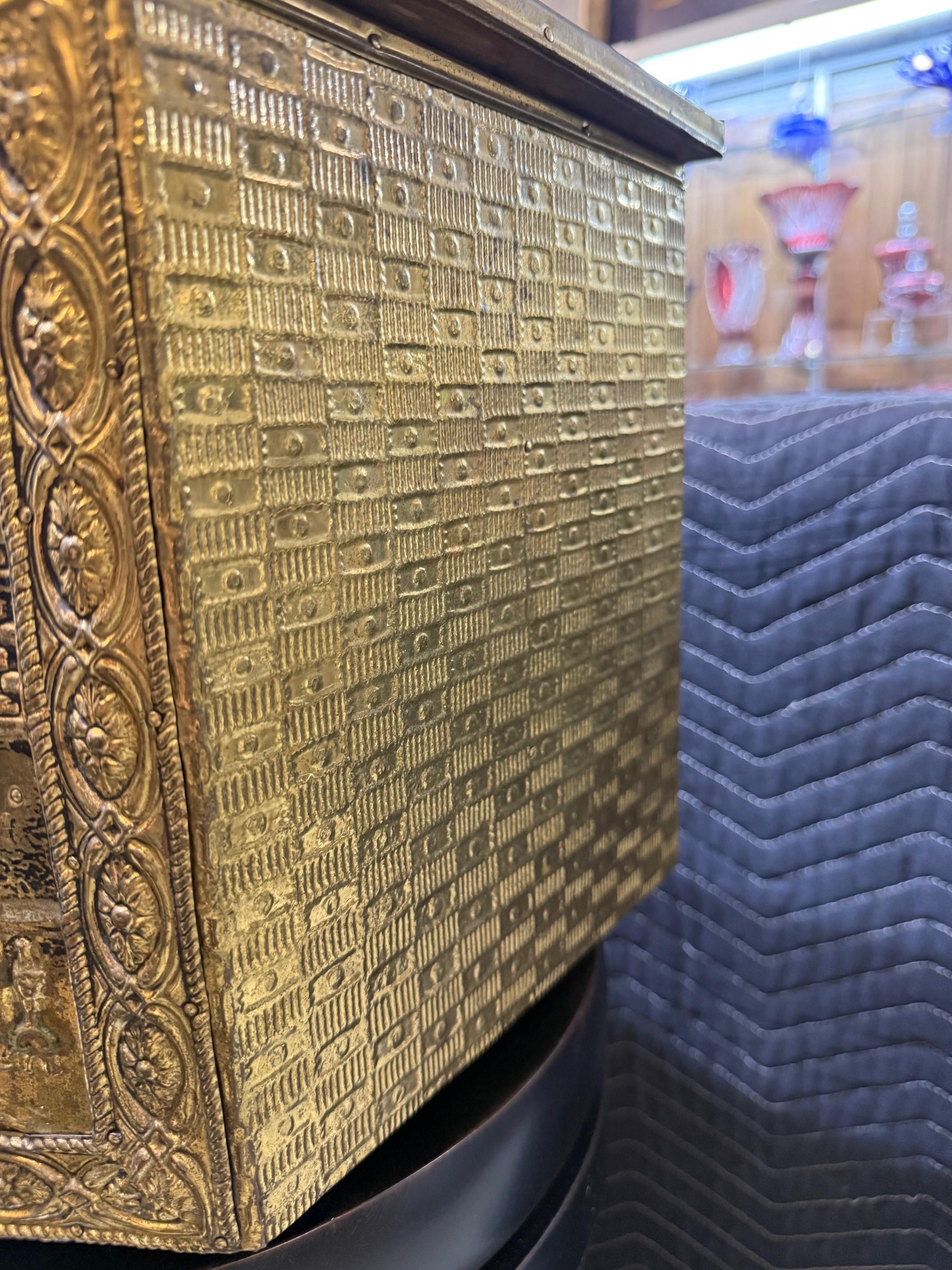 Early 20th Century Dutch Fireside Coal, Tinder Box, Bin or Scuttle Fire Box For Sale 10