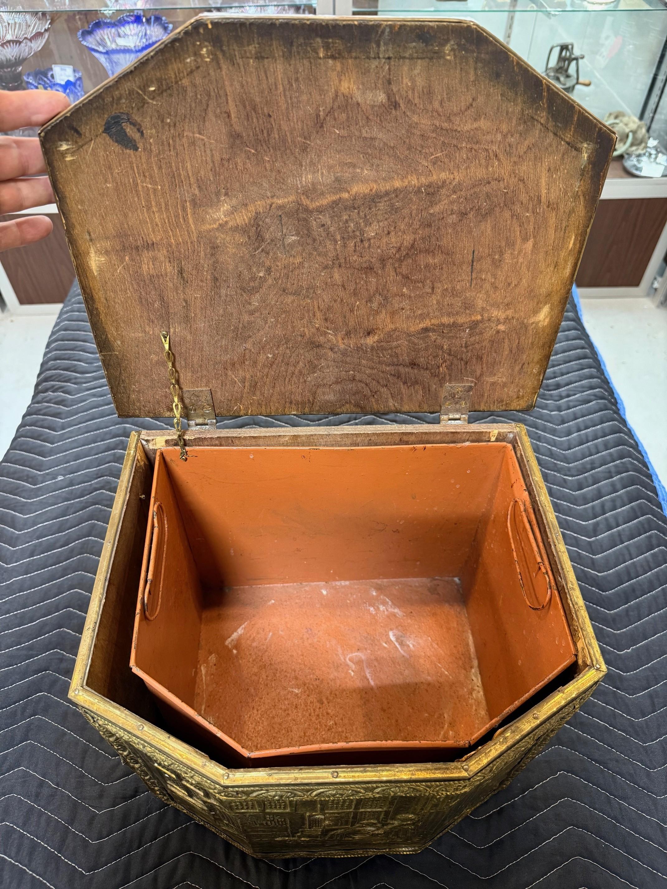 Early 20th Century Dutch Fireside Coal, Tinder Box, Bin or Scuttle Fire Box For Sale 11