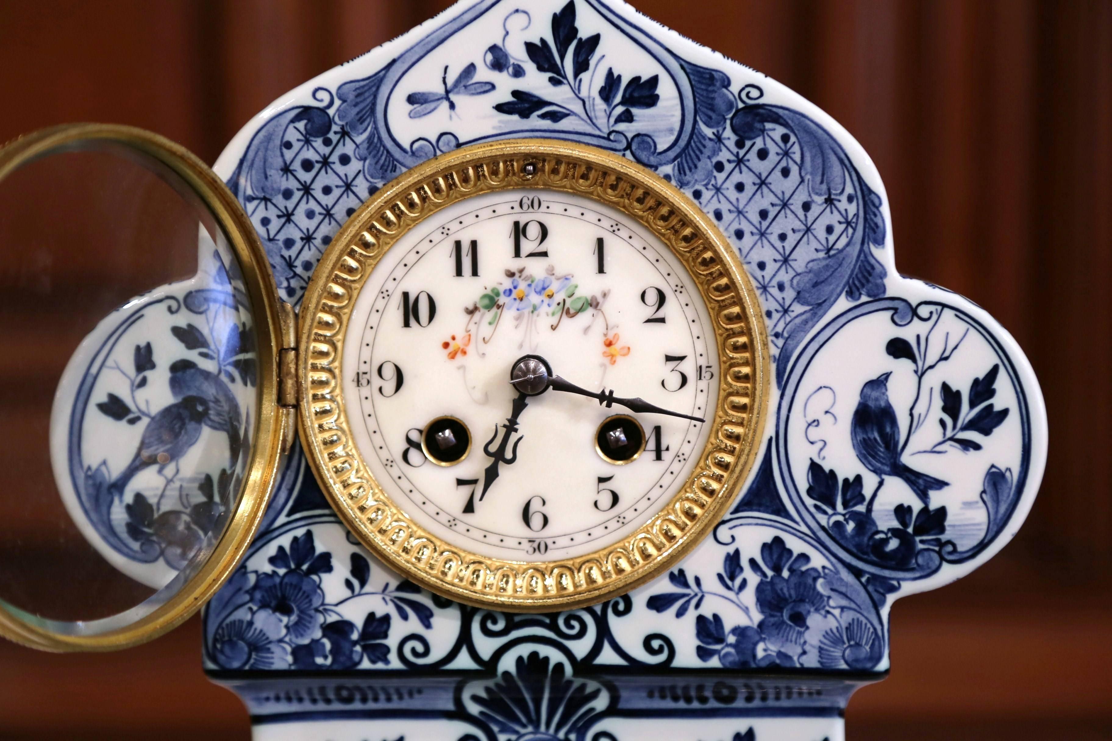 Early 20th Century Dutch Hand Painted Blue and White Faience Delft Mantel Clock In Excellent Condition In Dallas, TX