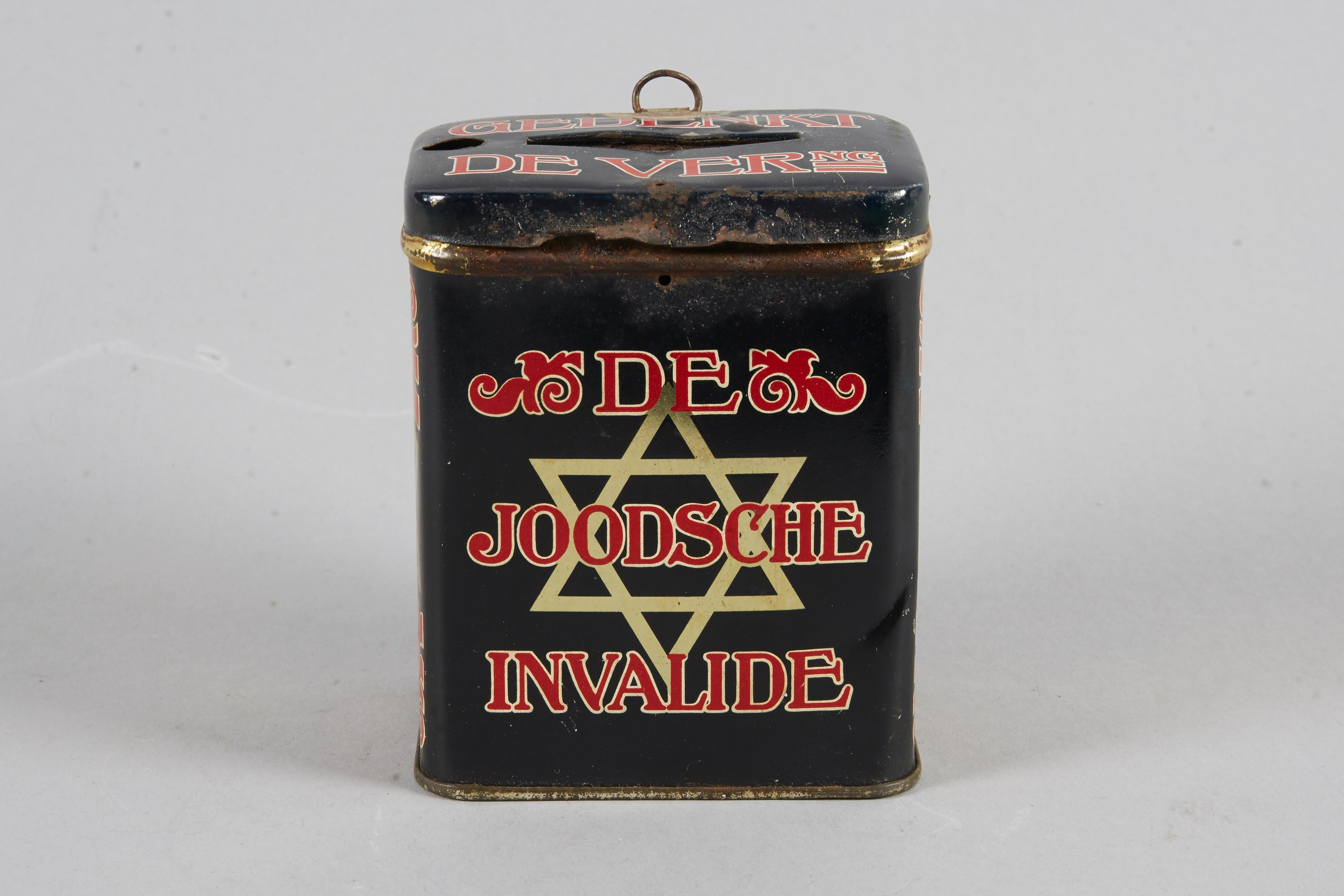 Boîte de charité en étain peint en noir, rouge et or, Pays-Bas, vers 1915. 
Utilisé pour collecter des fonds pour l'hôpital juif.
Décoré d'étoiles de David et portant l'inscription suivante en néerlandais sur le recto : 