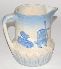 Cruche en grès bleu-beige, décorée de tulipes et d'un moulin à vent néerlandais, datant du début du XXe siècle