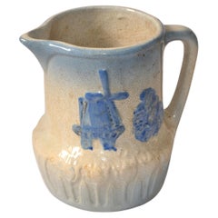 Cruche en grès bleu-beige, décorée de tulipes et d'un moulin à vent néerlandais, datant du début du XXe siècle