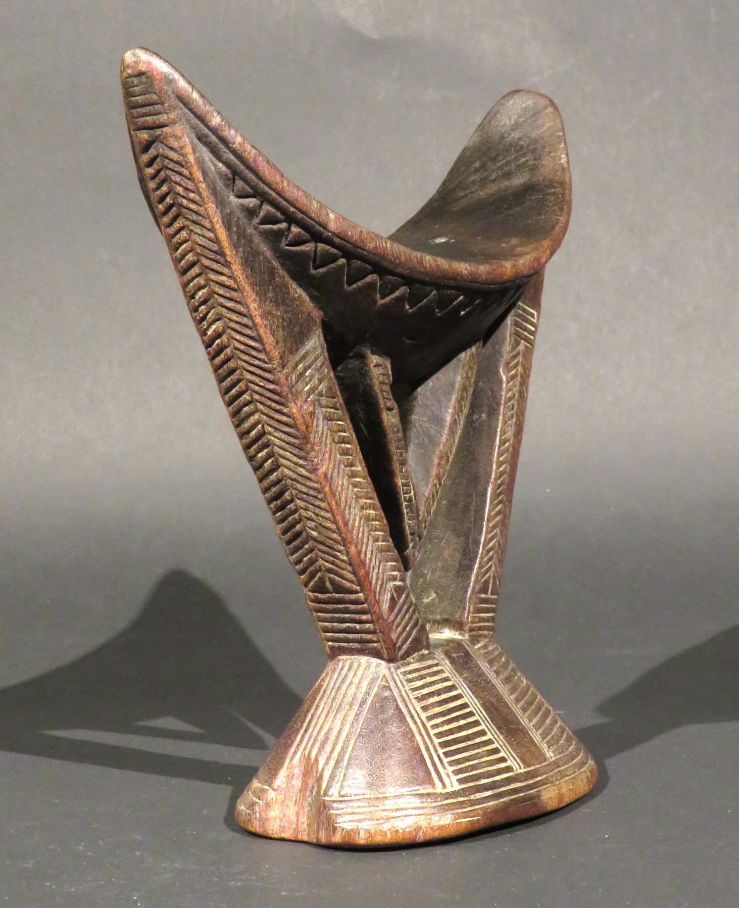 Ostasiatische geschnitzte Kopfstütze des frühen 20. Jahrhunderts, Äthiopien (Kambatta-Volkes) (Stammeskunst) im Angebot