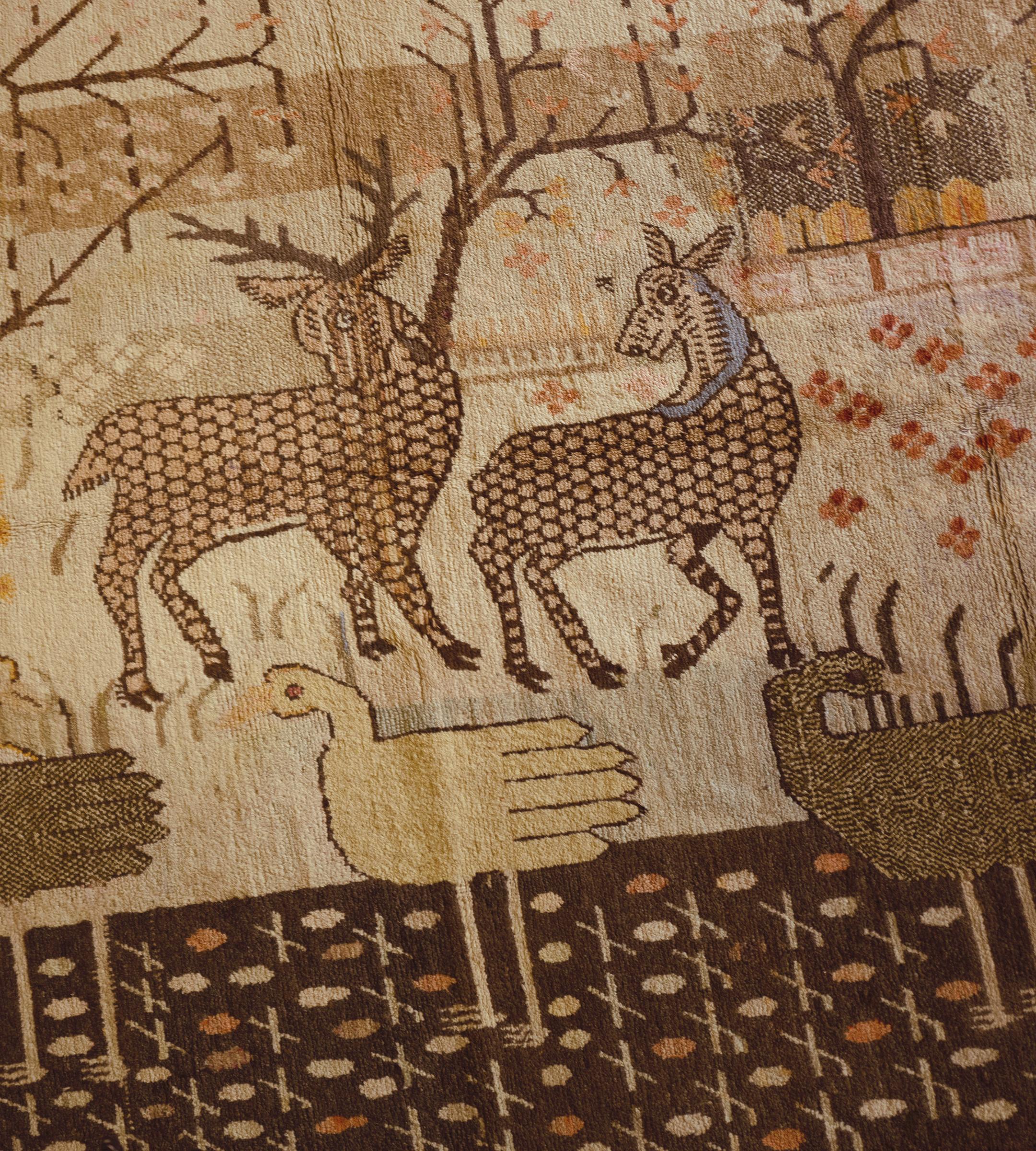Tappeto Khotan del Turkestan orientale dei primi del Novecento con cervi e ochette in vendita 6