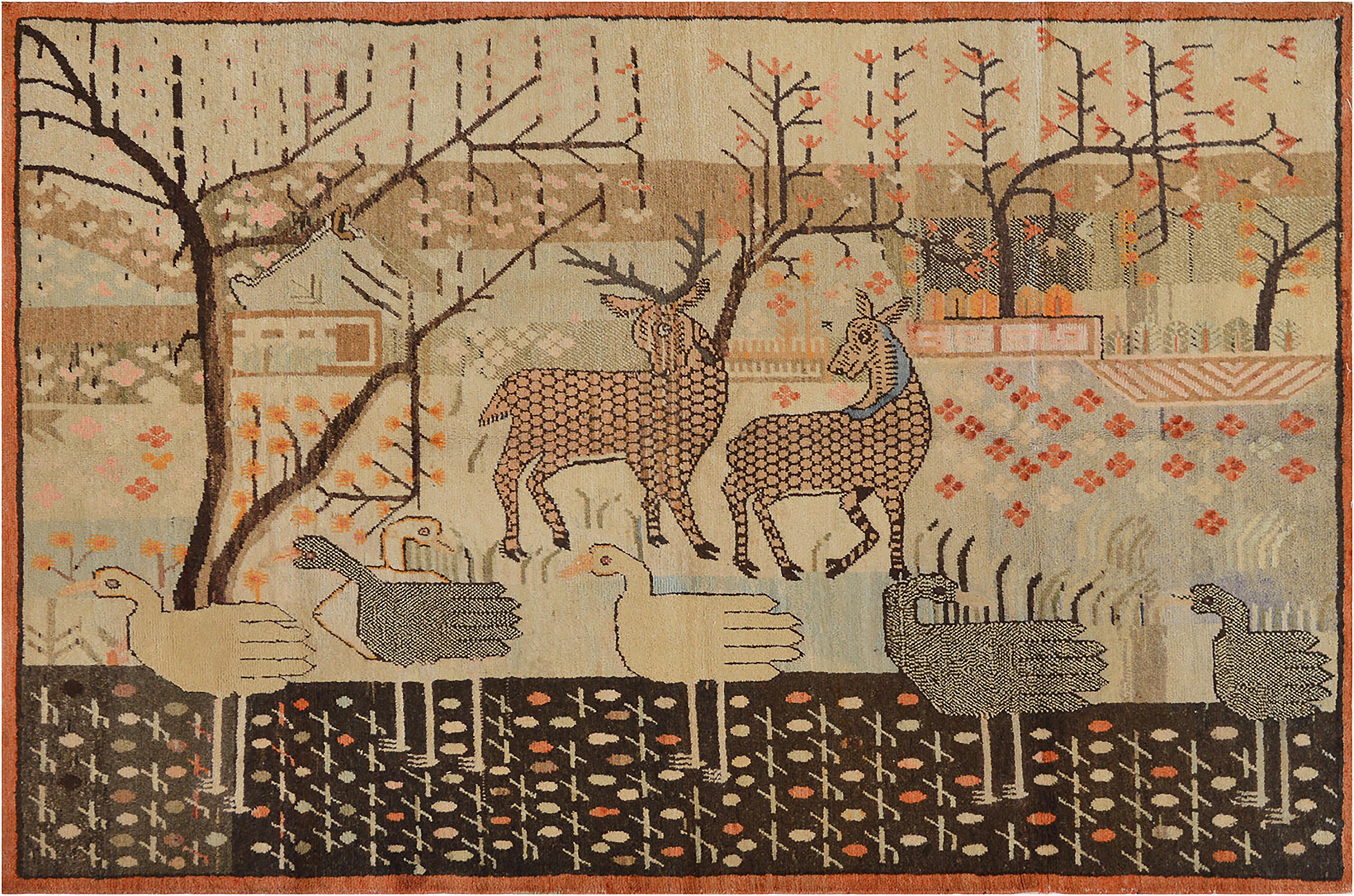 Tappeto Khotan del Turkestan orientale dei primi del Novecento con cervi e ochette in vendita 2