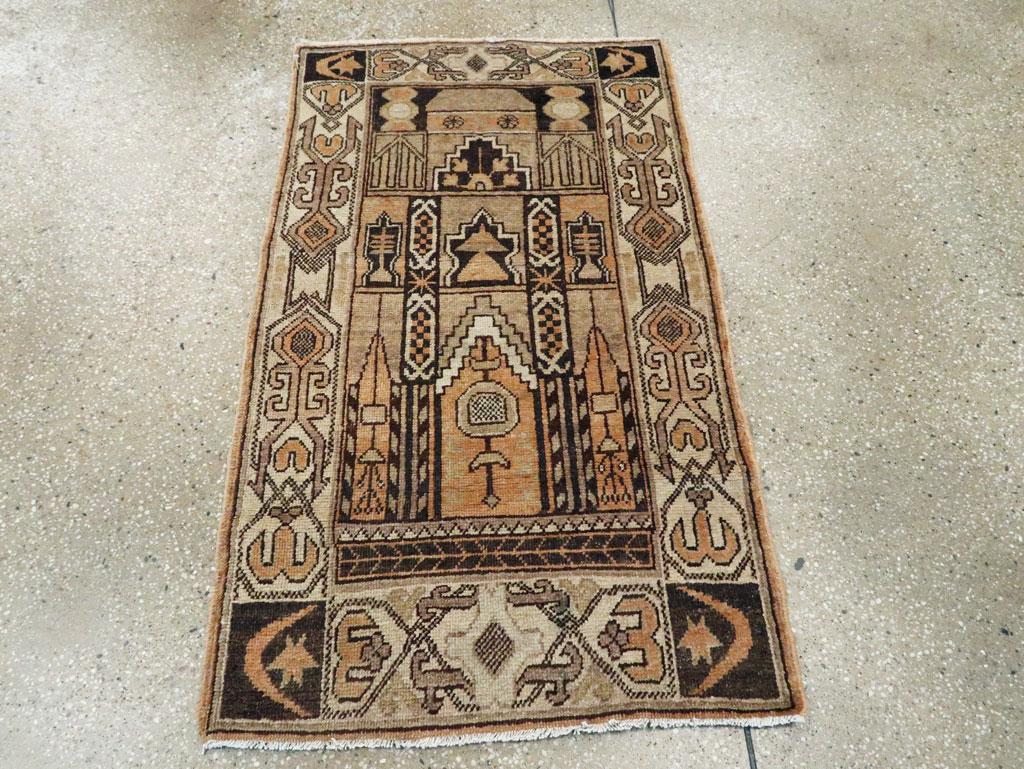 Tapis ancien du Turkestan oriental Khotan. Peut-être des Khotanais. Cette amusante dispersion représente schématiquement l'intérieur d'une mosquée avec une lampe suspendue et un mihrab kibla. Deux minarets trapus constituent des éléments