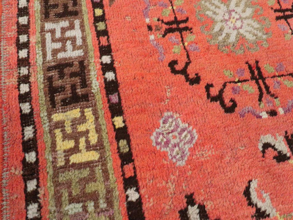 Noué à la main Début du 20e siècle, tapis Khotan du Turkestan oriental en vente